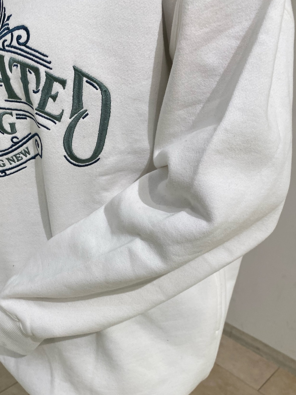 ホワイト系のスウェット、ブラック系のその他パンツ、ブラック系のブーツを着用したレディースの秋コーディネートの5枚目の写真