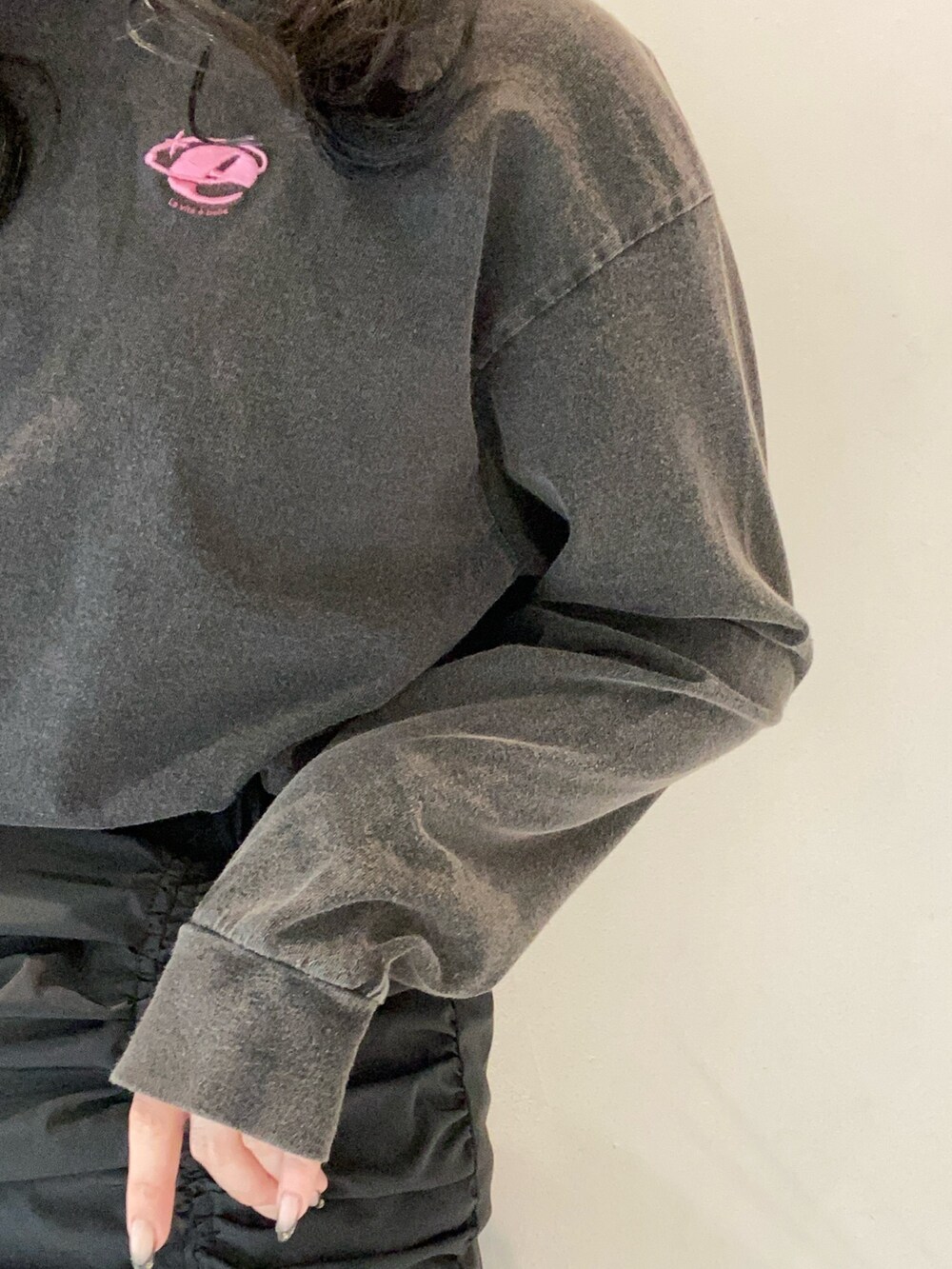 グレー系のTシャツ/カットソー、ブラック系のスカート、ブルー系のショルダーバッグを着用したレディースの冬コーディネートの4枚目の写真