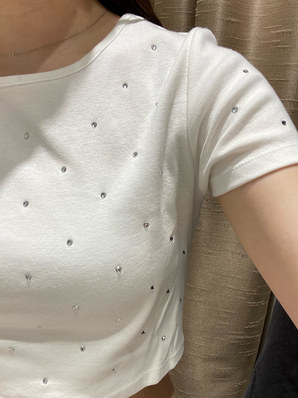 ブラック系のサンダル、ブラック系のワンピース、ホワイト系のTシャツ/カットソーを着用したレディースの夏コーディネートの4枚目の写真
