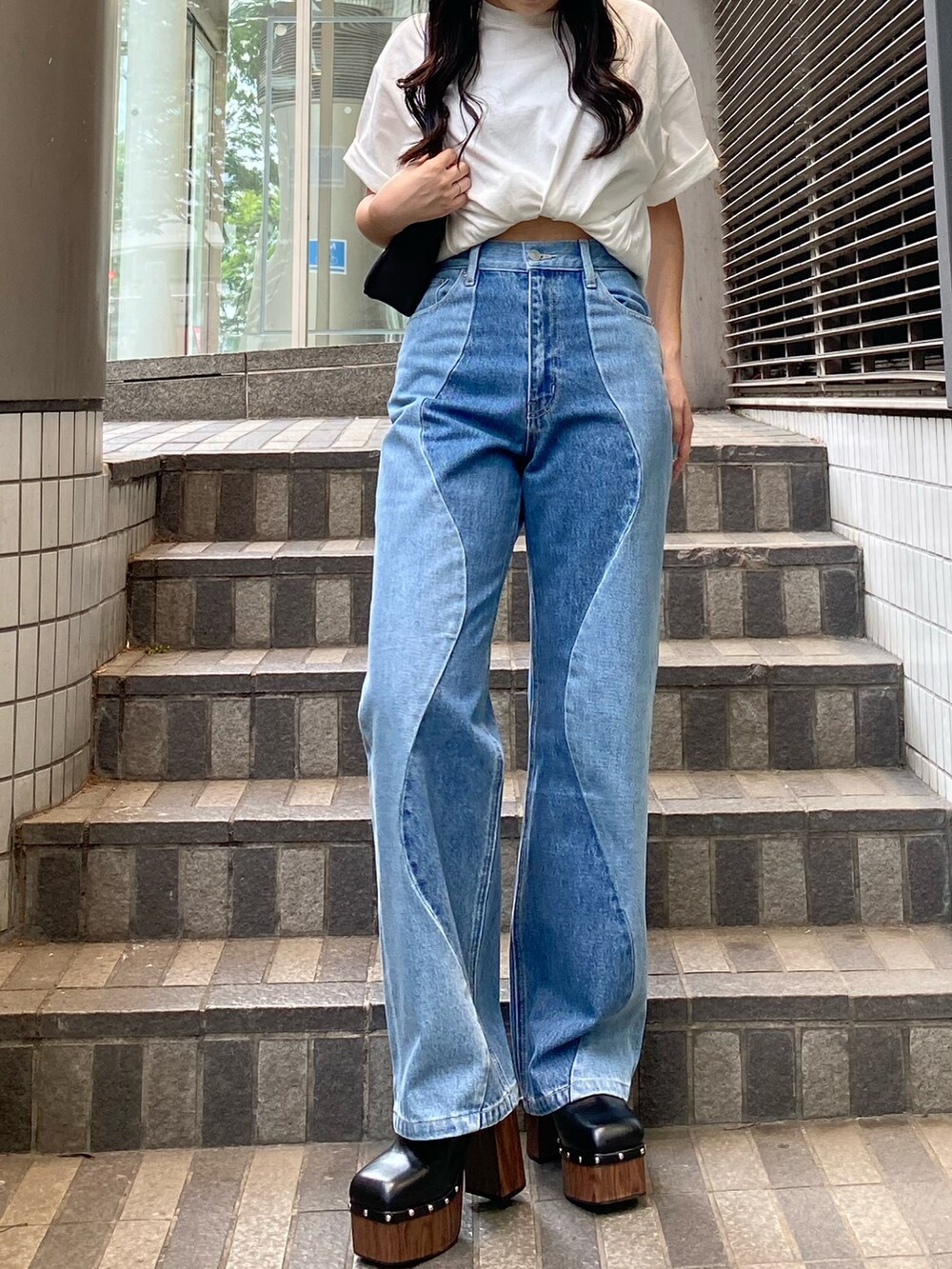 ホワイト系のTシャツ/カットソー、ブルー系のデニムパンツ、ブラック系のサンダルを着用したレディースの夏コーディネートの2枚目の写真