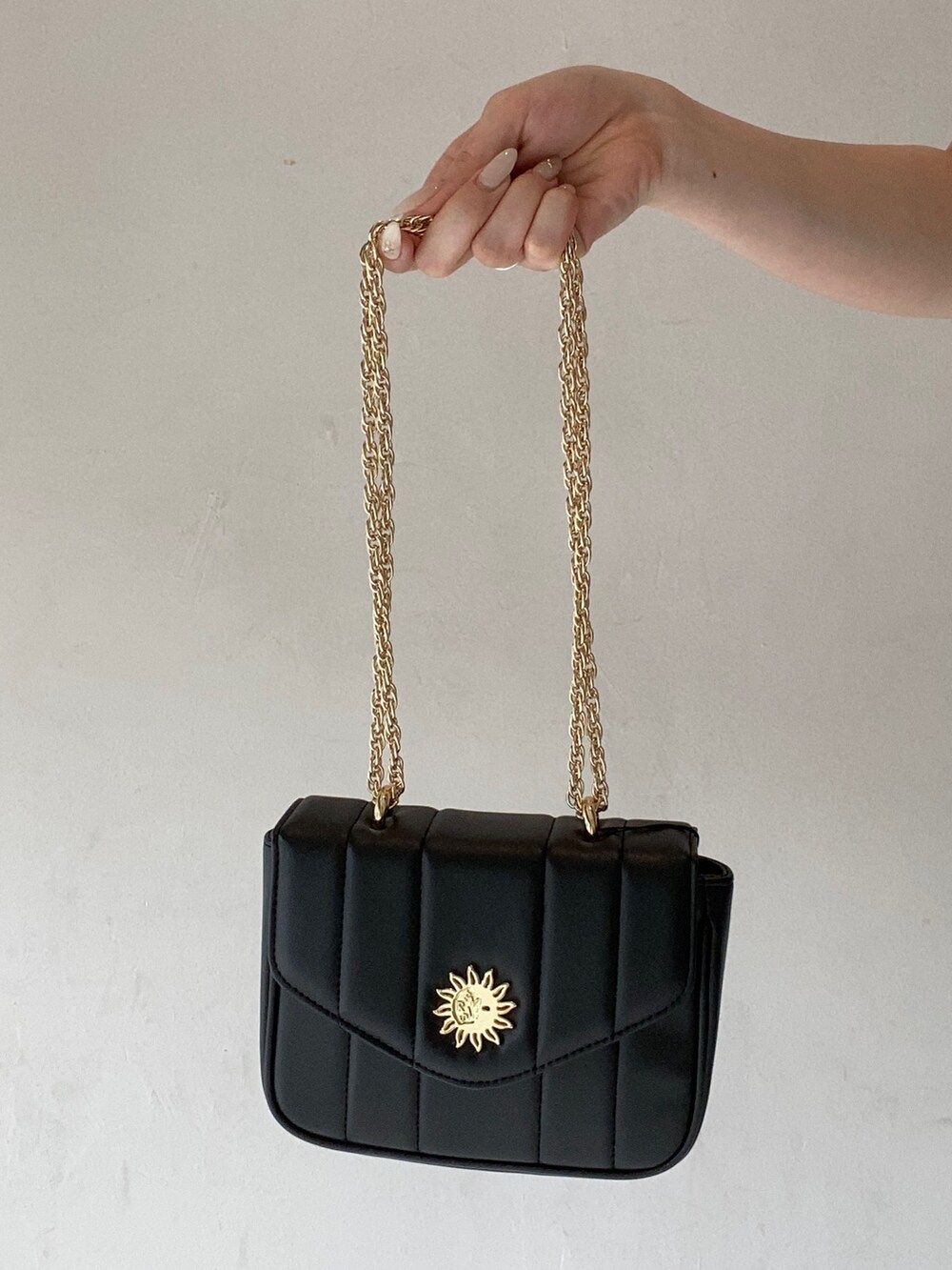 グレー系のシャツ/ブラウス、グレー系のその他パンツ、ブラック系のブーツを着用したレディースの夏コーディネートの6枚目の写真