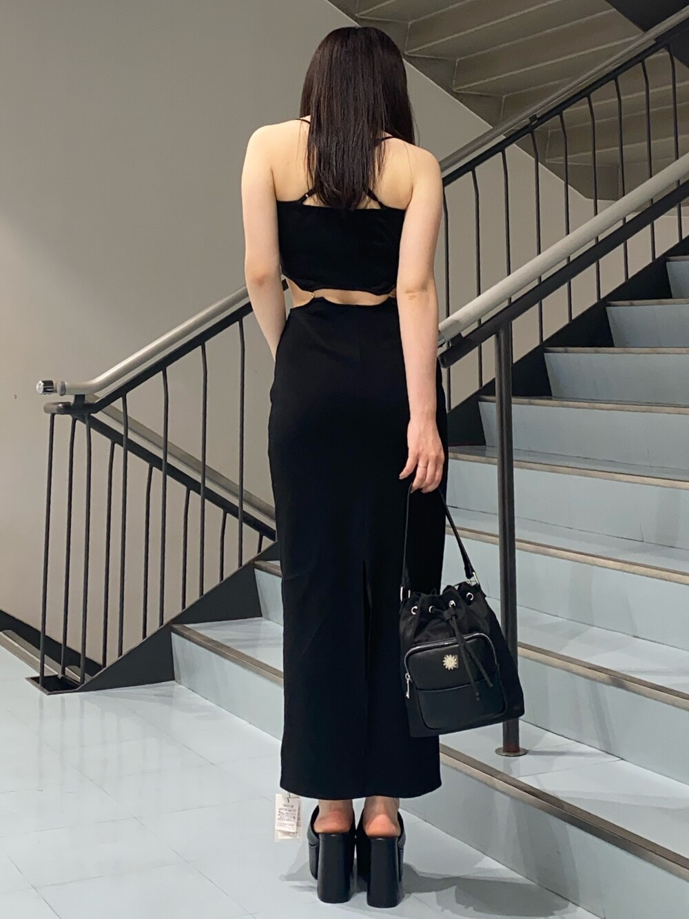 ブラック系のワンピース、ブラック系のサンダル、ブラック系のショルダーバッグを着用したレディースの夏コーディネートの3枚目の写真