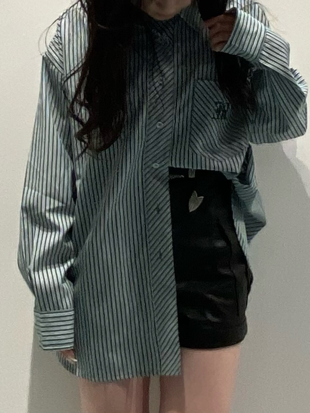 グリーン系のシャツ/ブラウス、ブラック系のサンダル、ブラック系のその他パンツを着用したレディースの春コーディネートの5枚目の写真