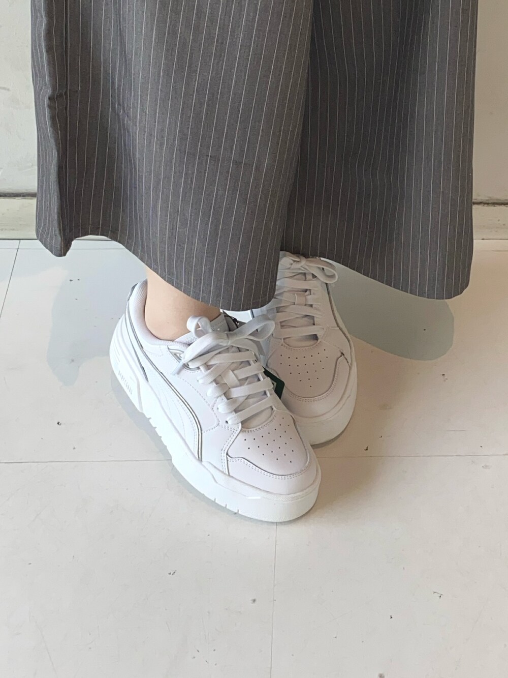 ホワイト系のスニーカー、グレー系のその他パンツ、グレー系のキャミソールを着用したレディースの夏コーディネートの7枚目の写真