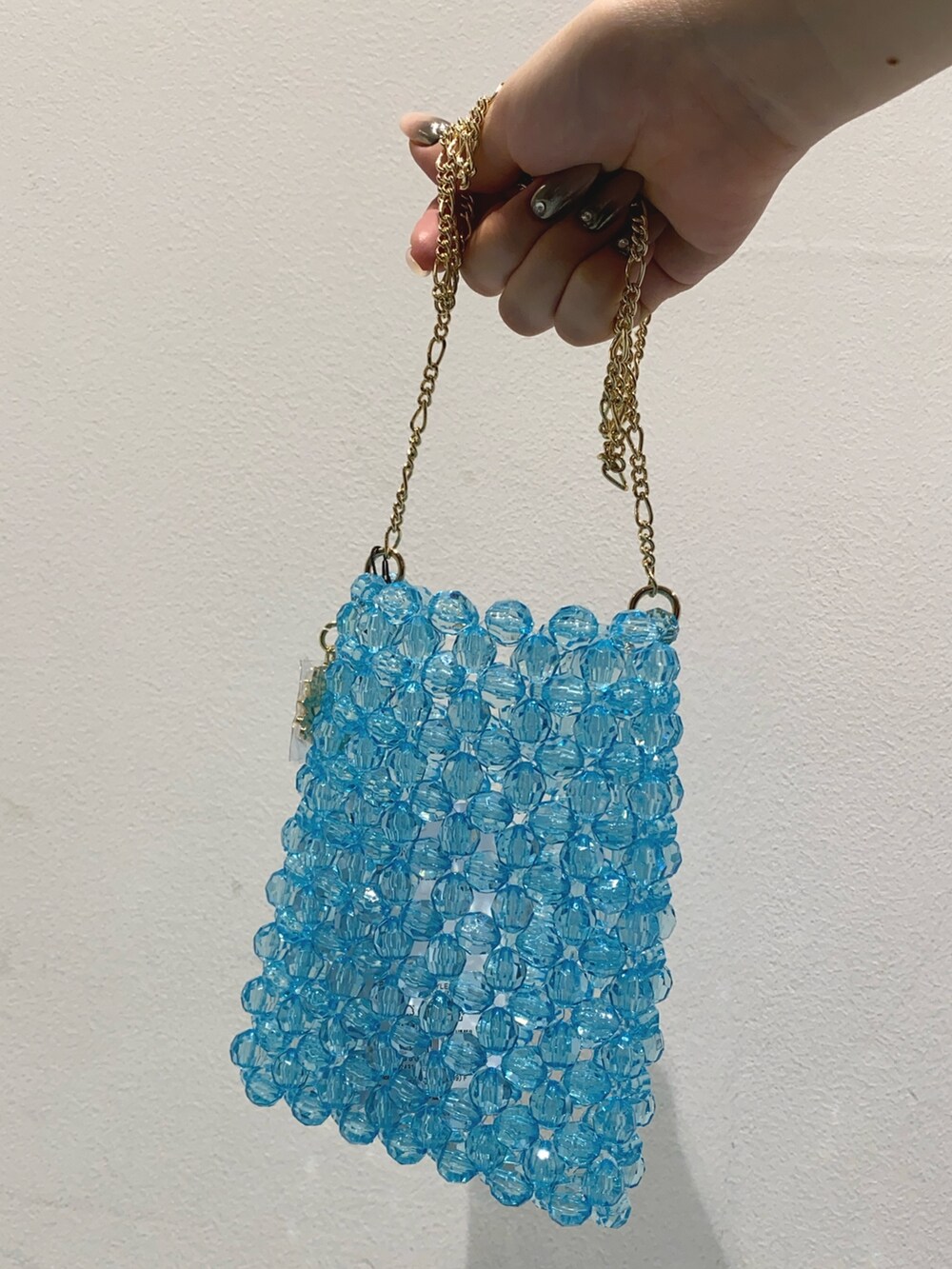 ブラック系のつなぎ/オールインワン、グリーン系のサンダル、ブルー系のショルダーバッグを着用したレディースの春コーディネートの7枚目の写真