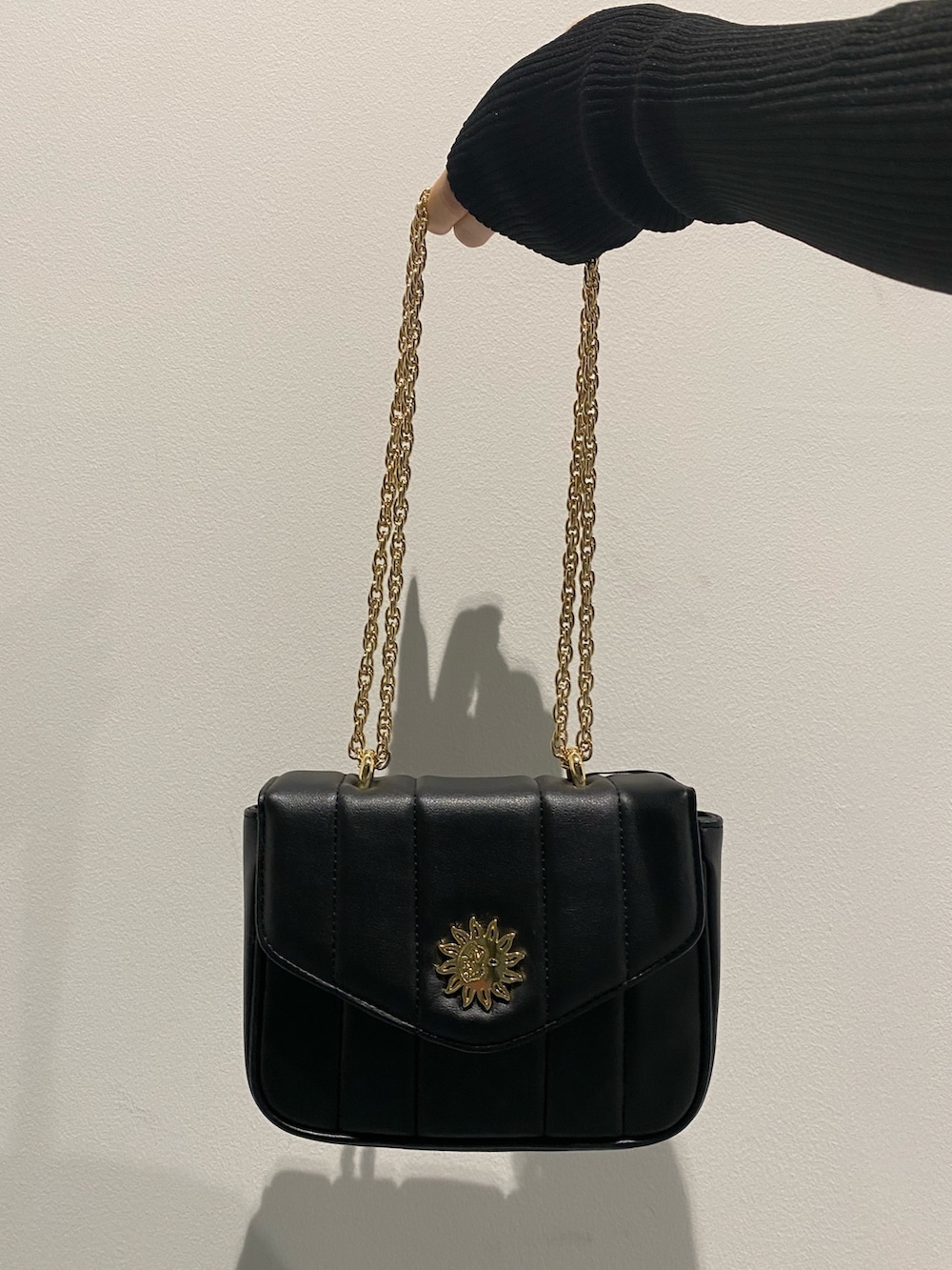 ブラック系のニット/セーター、ホワイト系のその他パンツ、ブラック系のブーツを着用したレディースの夏コーディネートの6枚目の写真