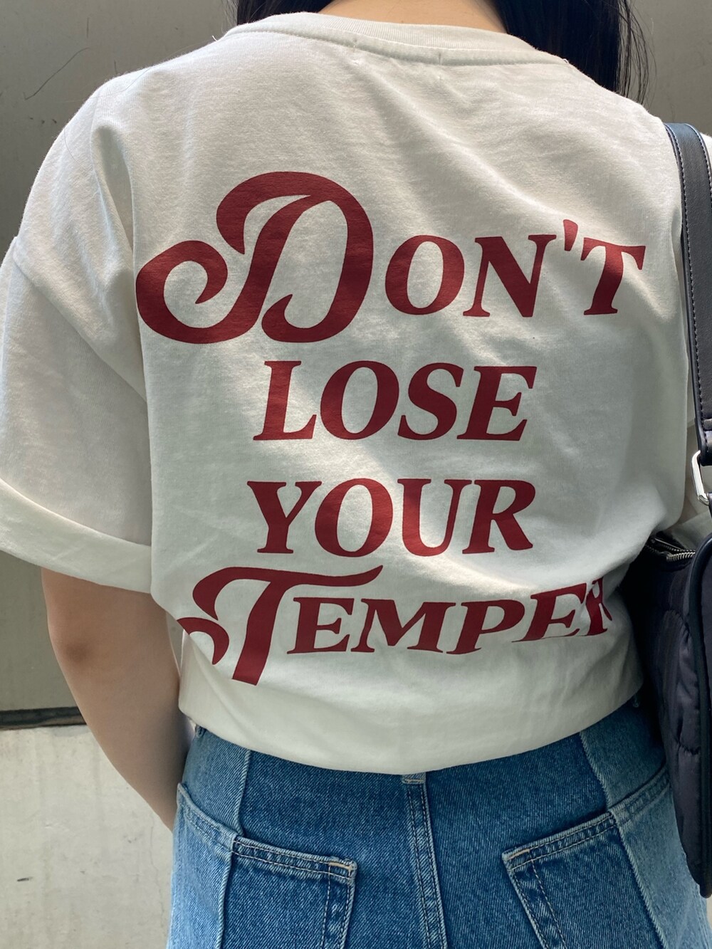 ホワイト系のTシャツ/カットソー、ブルー系のデニムパンツ、ブラック系のサンダルを着用したレディースの夏コーディネートの4枚目の写真