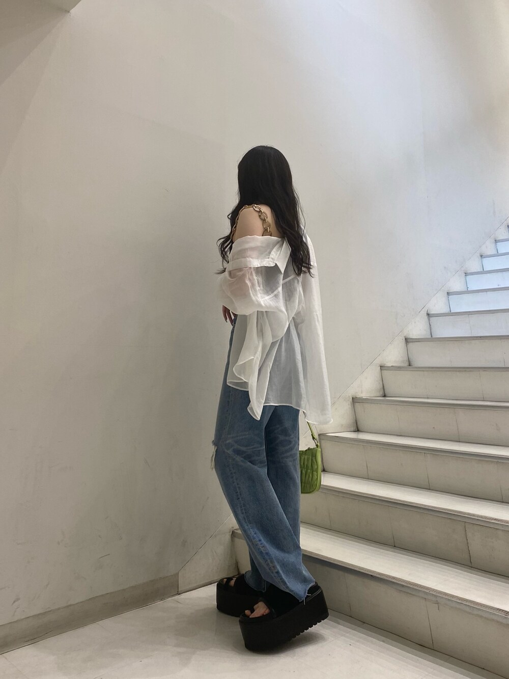 ホワイト系のシャツ/ブラウス、ブラック系のキャミソール、ブルー系のデニムパンツを着用したレディースの夏コーディネートの2枚目の写真