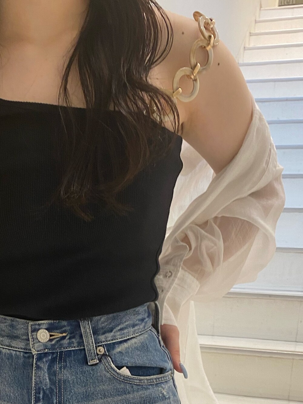 ホワイト系のシャツ/ブラウス、ブラック系のキャミソール、ブルー系のデニムパンツを着用したレディースの夏コーディネートの4枚目の写真