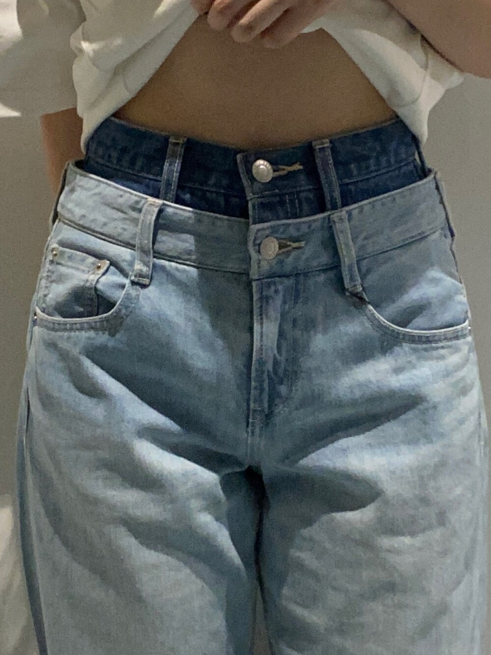 ホワイト系のTシャツ/カットソー、ブルー系のデニムパンツ、ブラック系のサンダルを着用したレディースの夏コーディネートの3枚目の写真