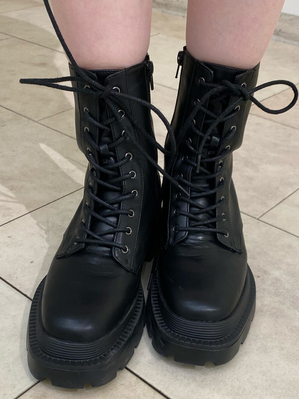 ホワイト系のスウェット、ブラック系のその他パンツ、ブラック系のブーツを着用したレディースの秋コーディネートの7枚目の写真