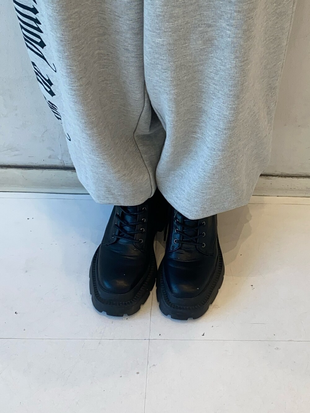 ブルー系のTシャツ/カットソー、グレー系のスウェットパンツ、ブラック系のショルダーバッグを着用したレディースの夏コーディネートの7枚目の写真