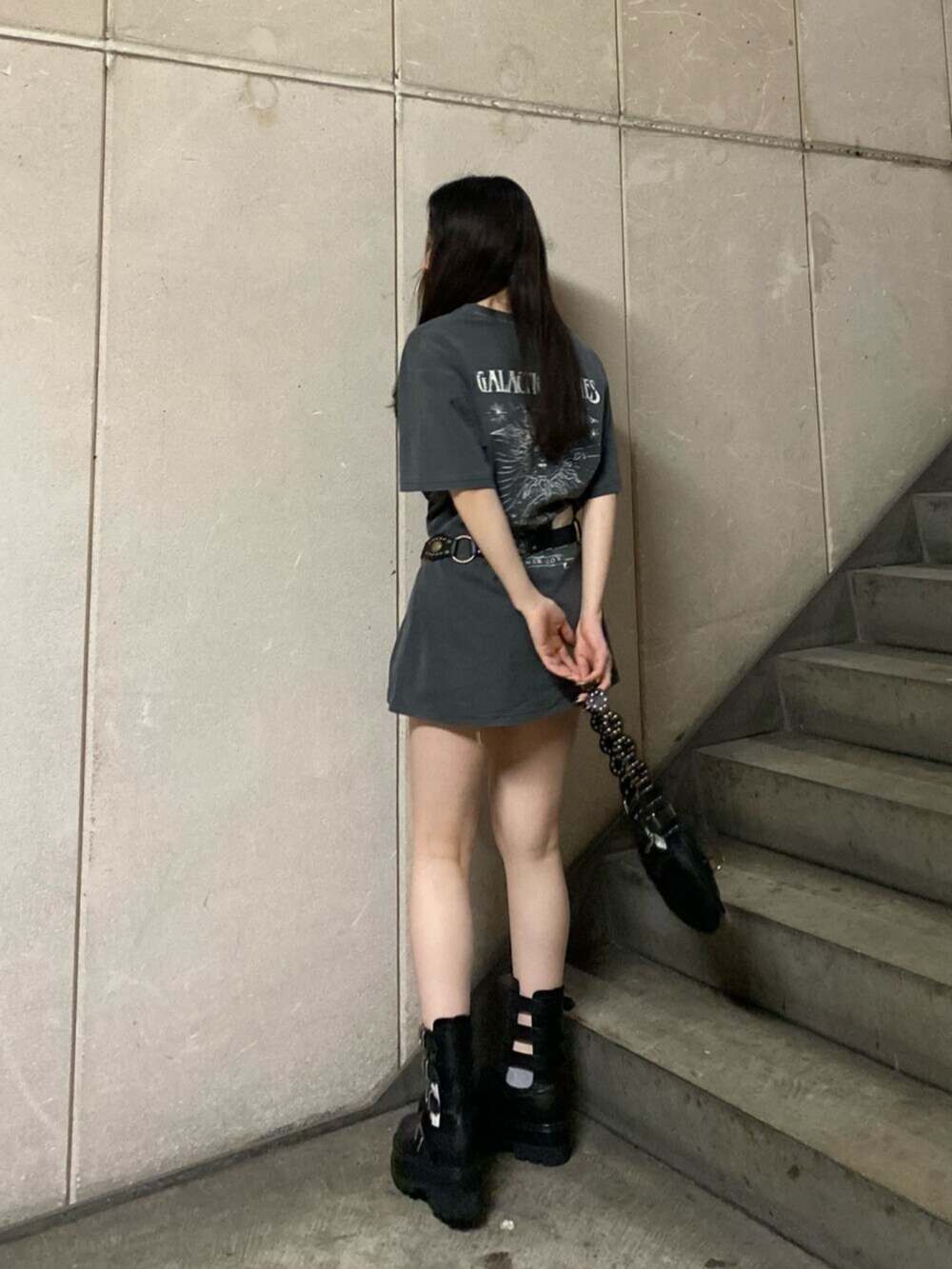 ブラック系のショルダーバッグ、ブラック系のブーツ、ブラック系のTシャツ/カットソーを着用したレディースの春コーディネートの3枚目の写真