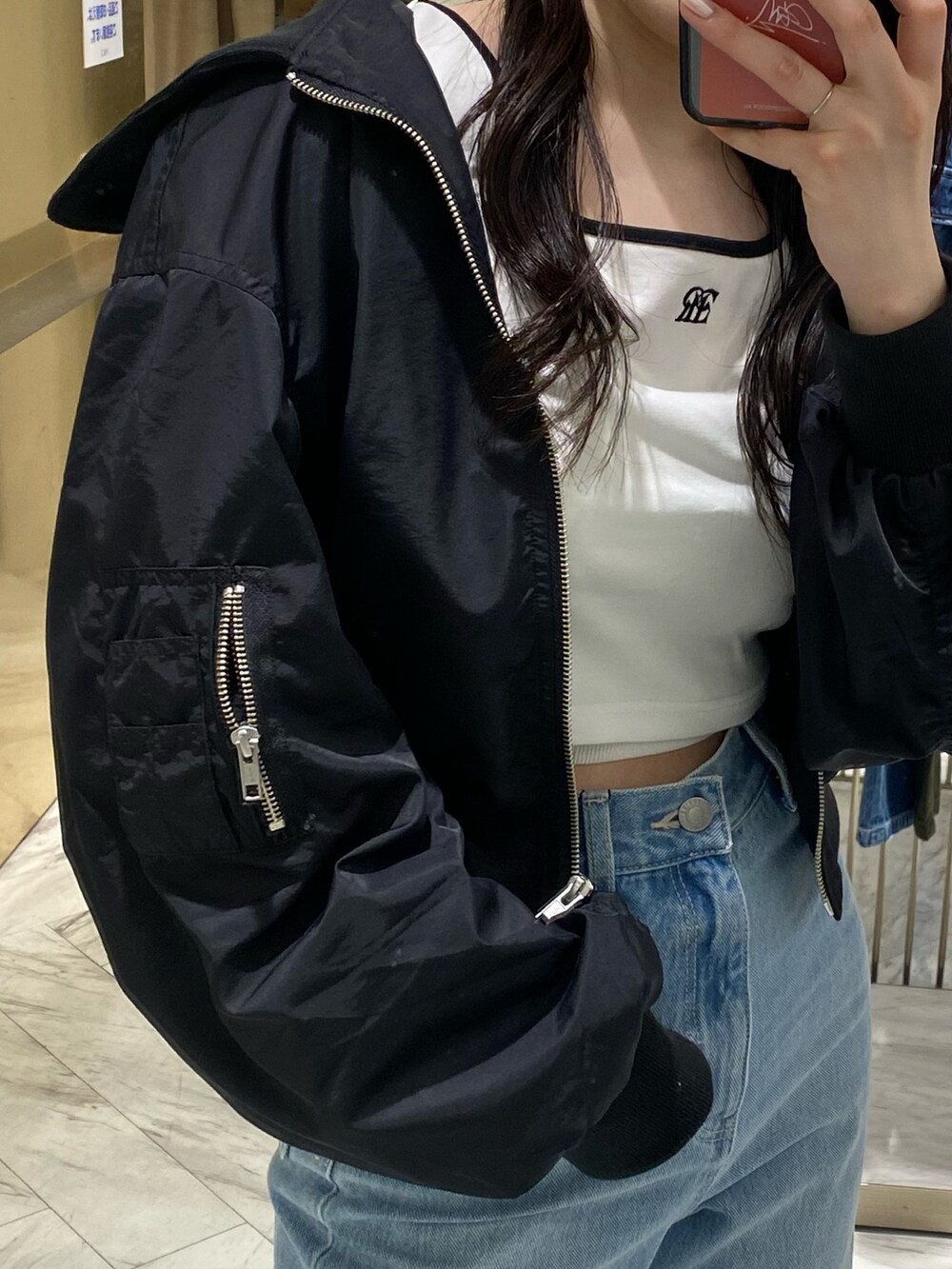 ブラック系のMA-1、ブルー系のデニムパンツ、ホワイト系のTシャツ/カットソーを着用したレディースの春コーディネートの4枚目の写真