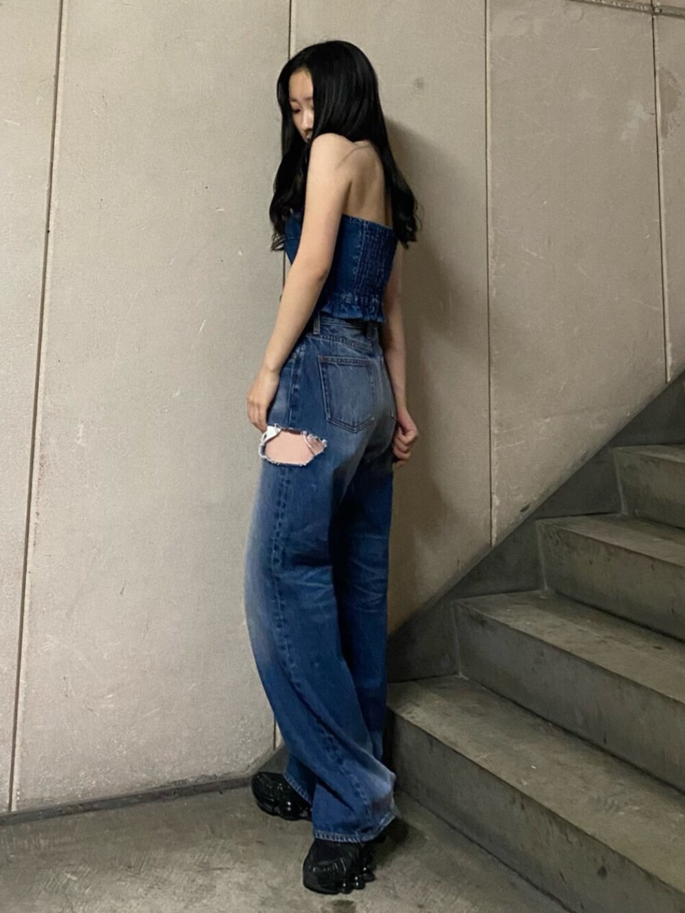 ブルー系のチューブトップ、ブルー系のデニムパンツを着用したレディースの冬コーディネートの2枚目の写真