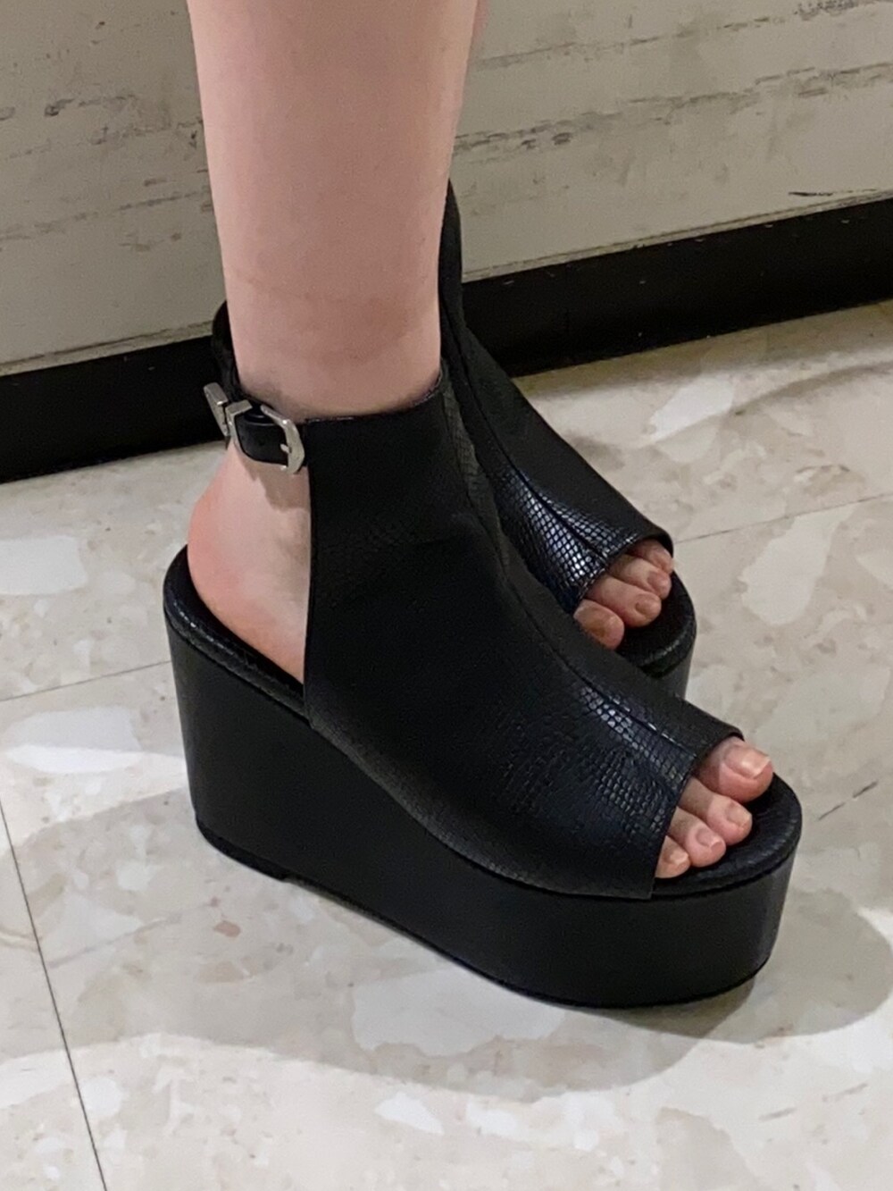 ホワイト系のテーラードジャケット、ホワイト系のスカート、ブラック系のサンダルを着用したレディースの春コーディネートの6枚目の写真