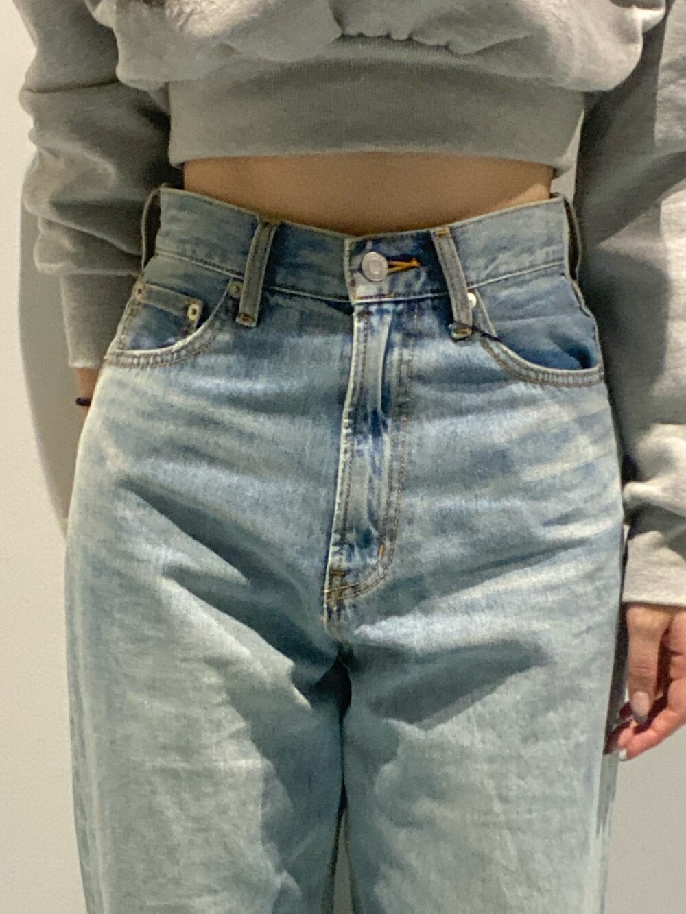 ブラック系のブルゾン、ブラック系のブーツ、ブルー系のデニムパンツを着用したレディースの秋コーディネートの4枚目の写真