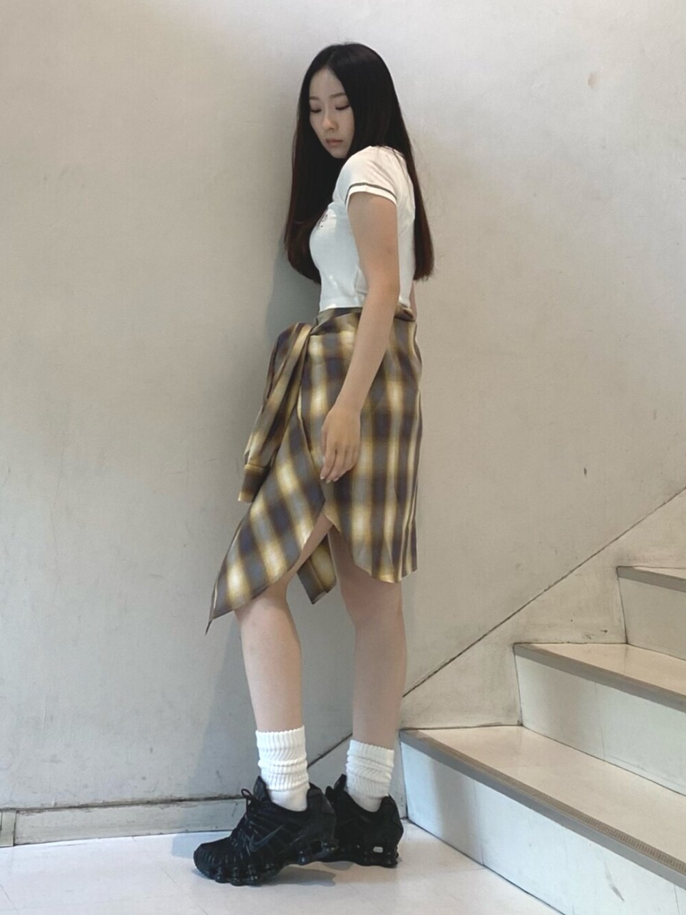 ホワイト系のTシャツ/カットソー、イエロー系のシャツ/ブラウス、ブルー系のデニムパンツを着用したレディースの秋コーディネートの2枚目の写真
