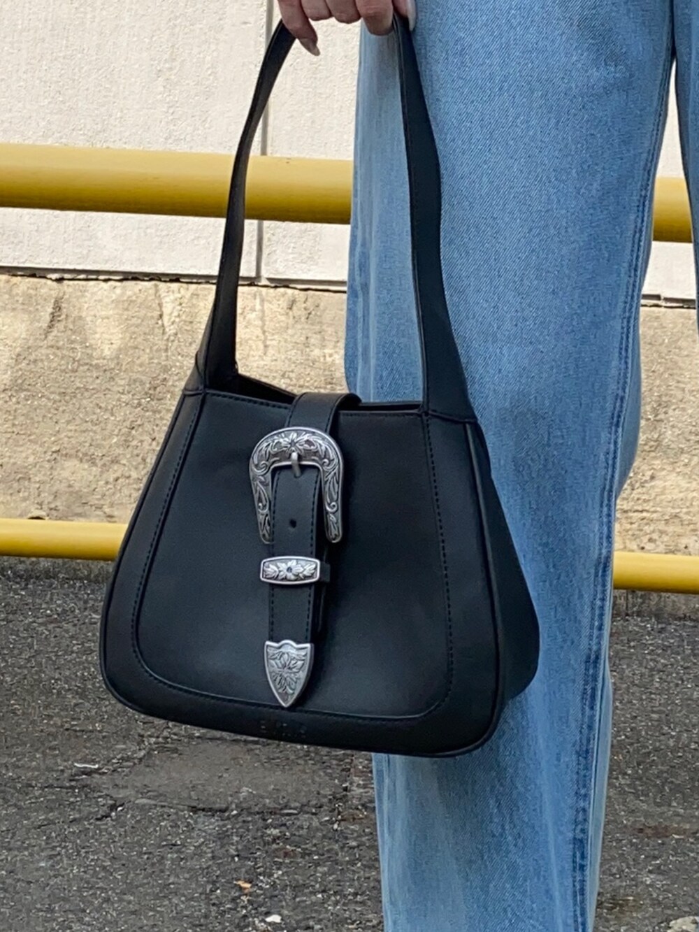 ブラック系のMA-1、ブルー系のデニムパンツ、ホワイト系のTシャツ/カットソーを着用したレディースの春コーディネートの6枚目の写真