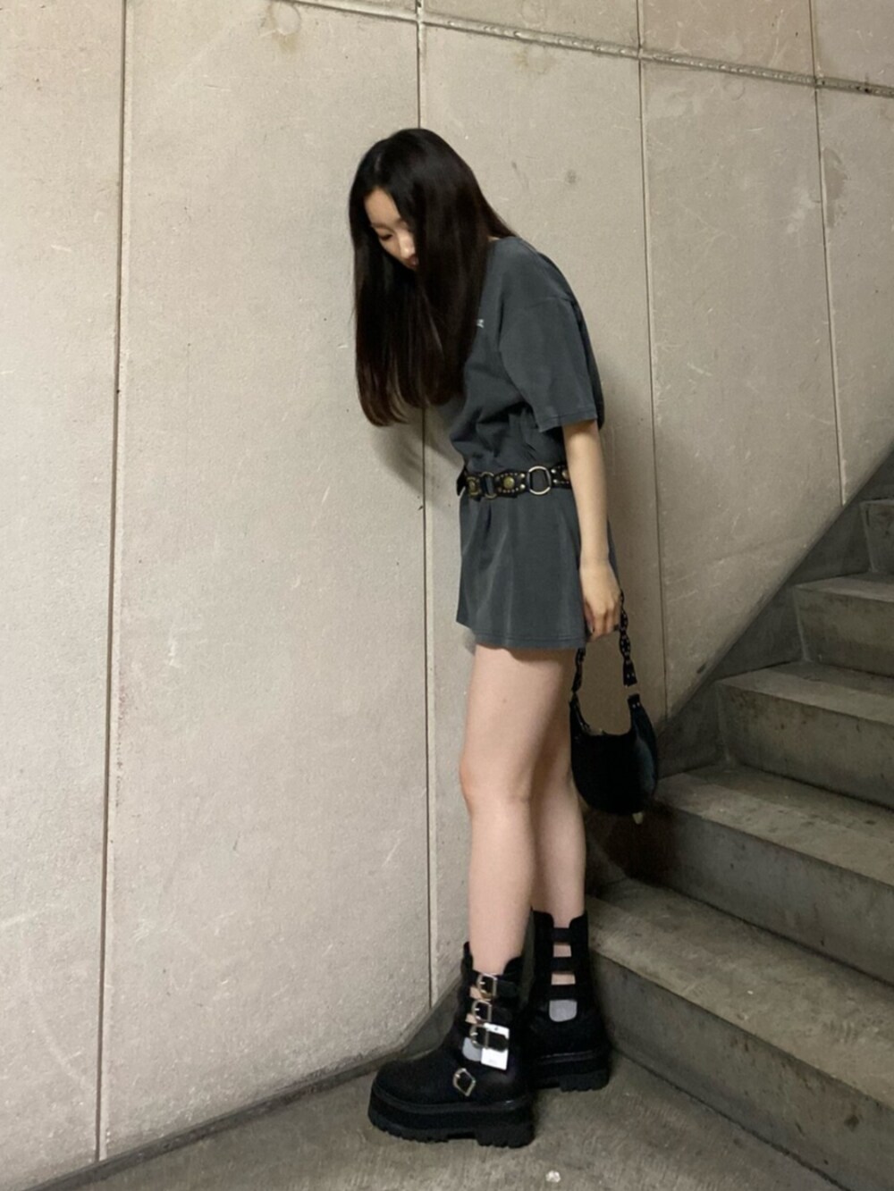 ブラック系のショルダーバッグ、ブラック系のブーツ、ブラック系のTシャツ/カットソーを着用したレディースの春コーディネートの2枚目の写真