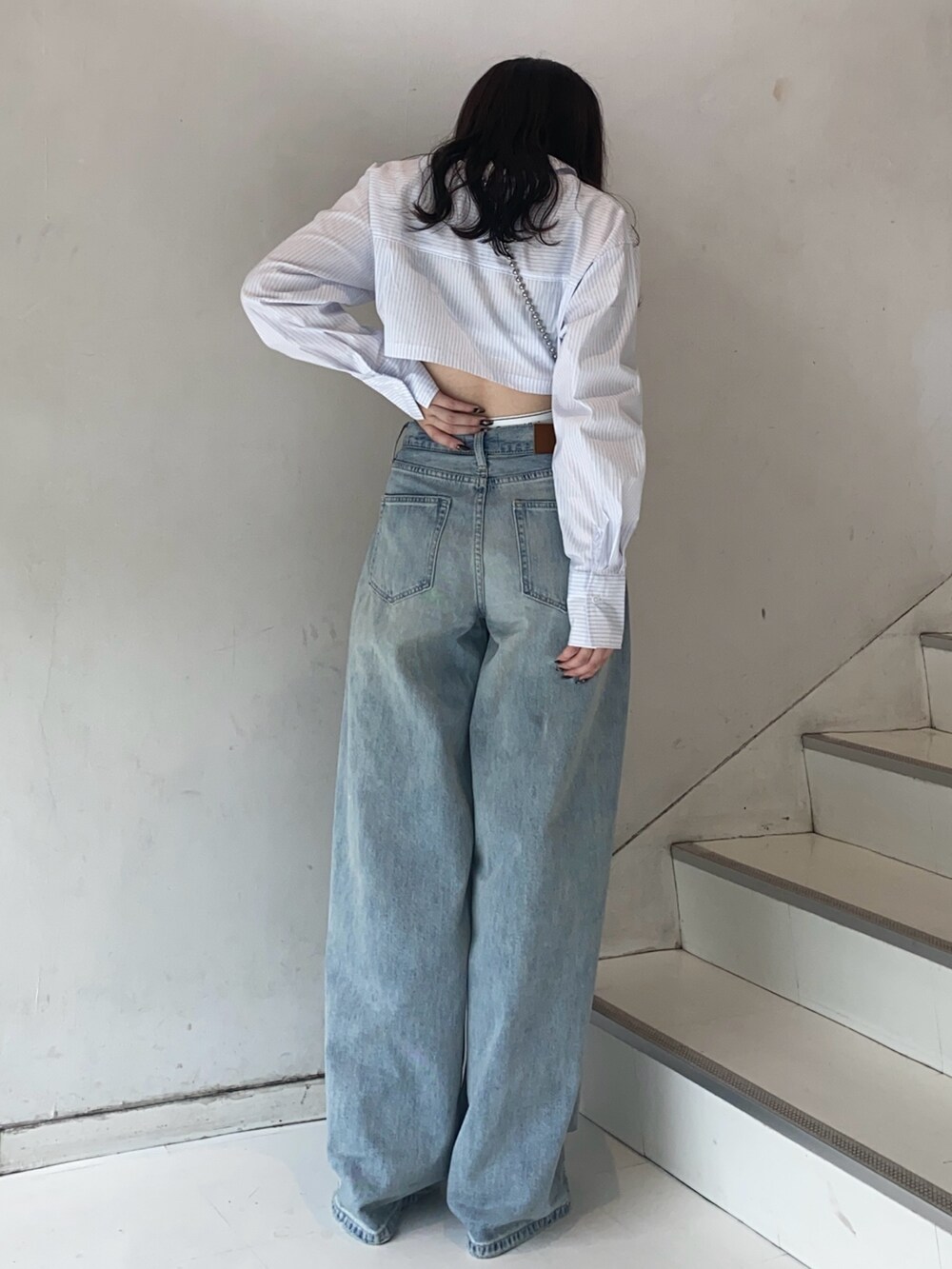その他のシャツ/ブラウス、ブルー系のデニムパンツ、ブラック系のサンダルを着用したレディースの春コーディネートの3枚目の写真