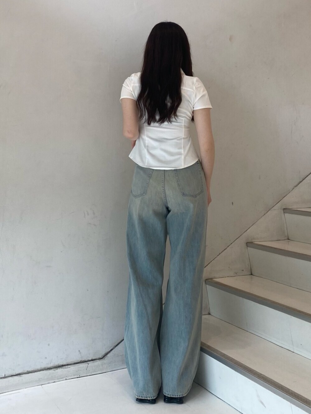 ホワイト系のシャツ/ブラウス、ブルー系のデニムパンツを着用したレディースの夏コーディネートの3枚目の写真