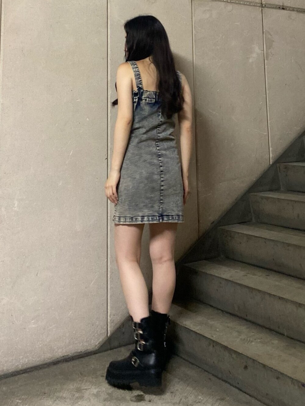 ブラック系のブーツ、ベージュ系のワンピースを着用したレディースの夏コーディネートの3枚目の写真