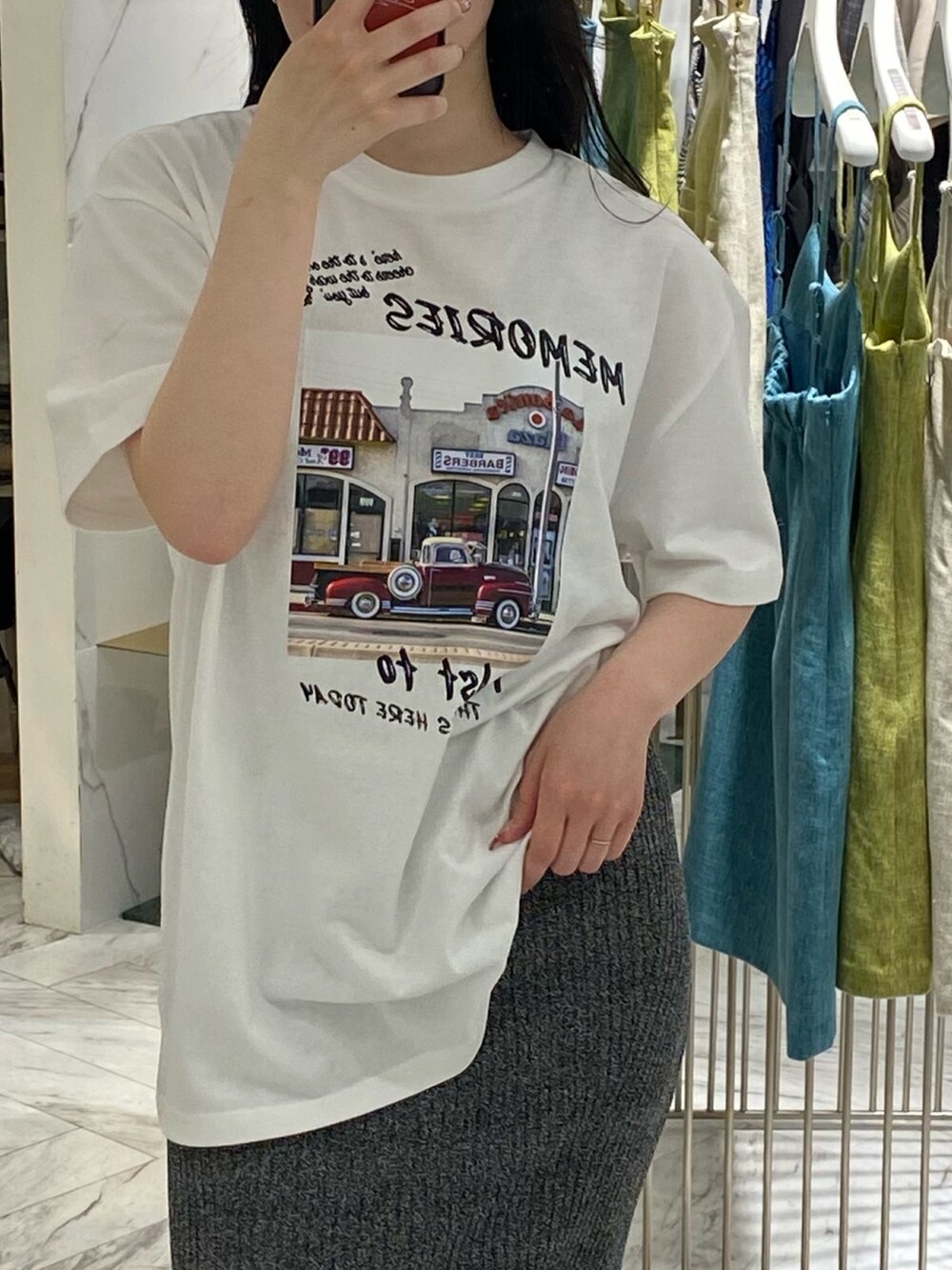 ホワイト系のTシャツ/カットソー、ブラック系のショルダーバッグ、ブラック系のワンピースを着用したレディースの春コーディネートの3枚目の写真