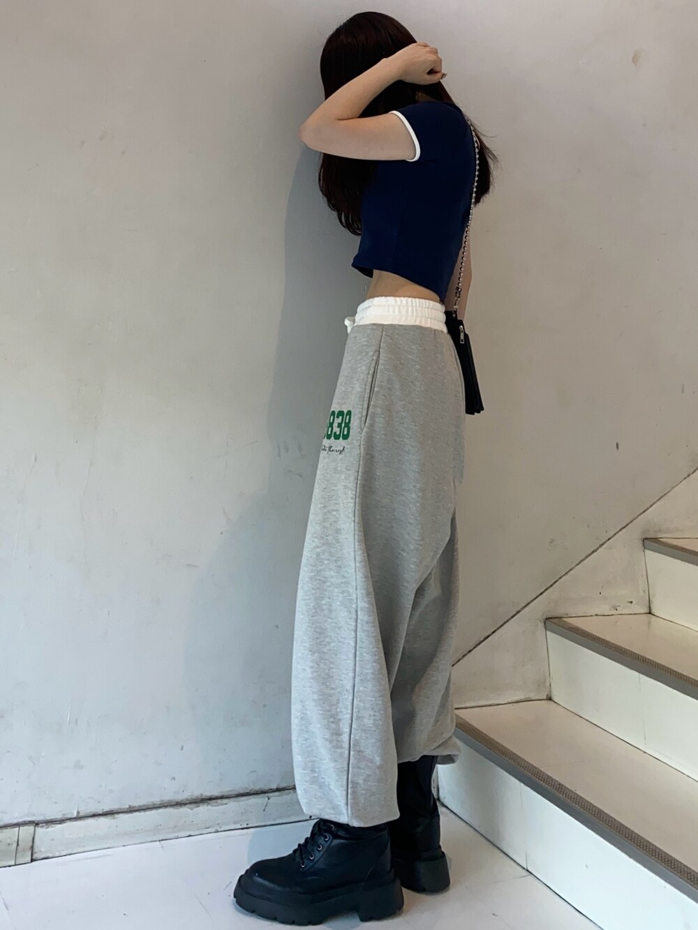 ブルー系のTシャツ/カットソー、グレー系のスウェットパンツ、ブラック系のショルダーバッグを着用したレディースの夏コーディネートの2枚目の写真