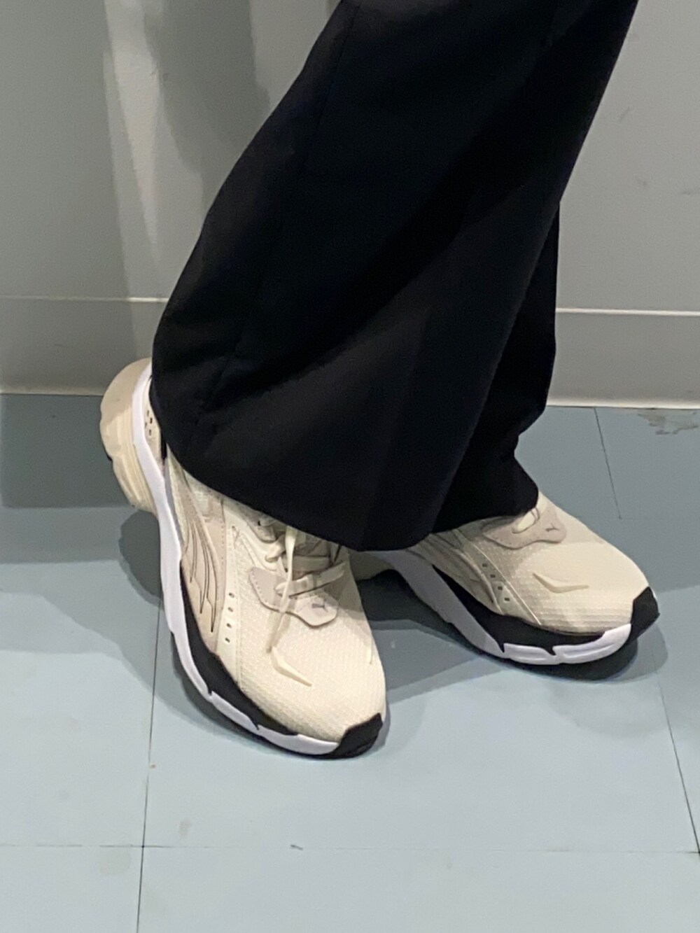 ホワイト系のシャツ/ブラウス、ブラック系のその他パンツ、ホワイト系のスニーカーを着用したレディースの夏コーディネートの6枚目の写真