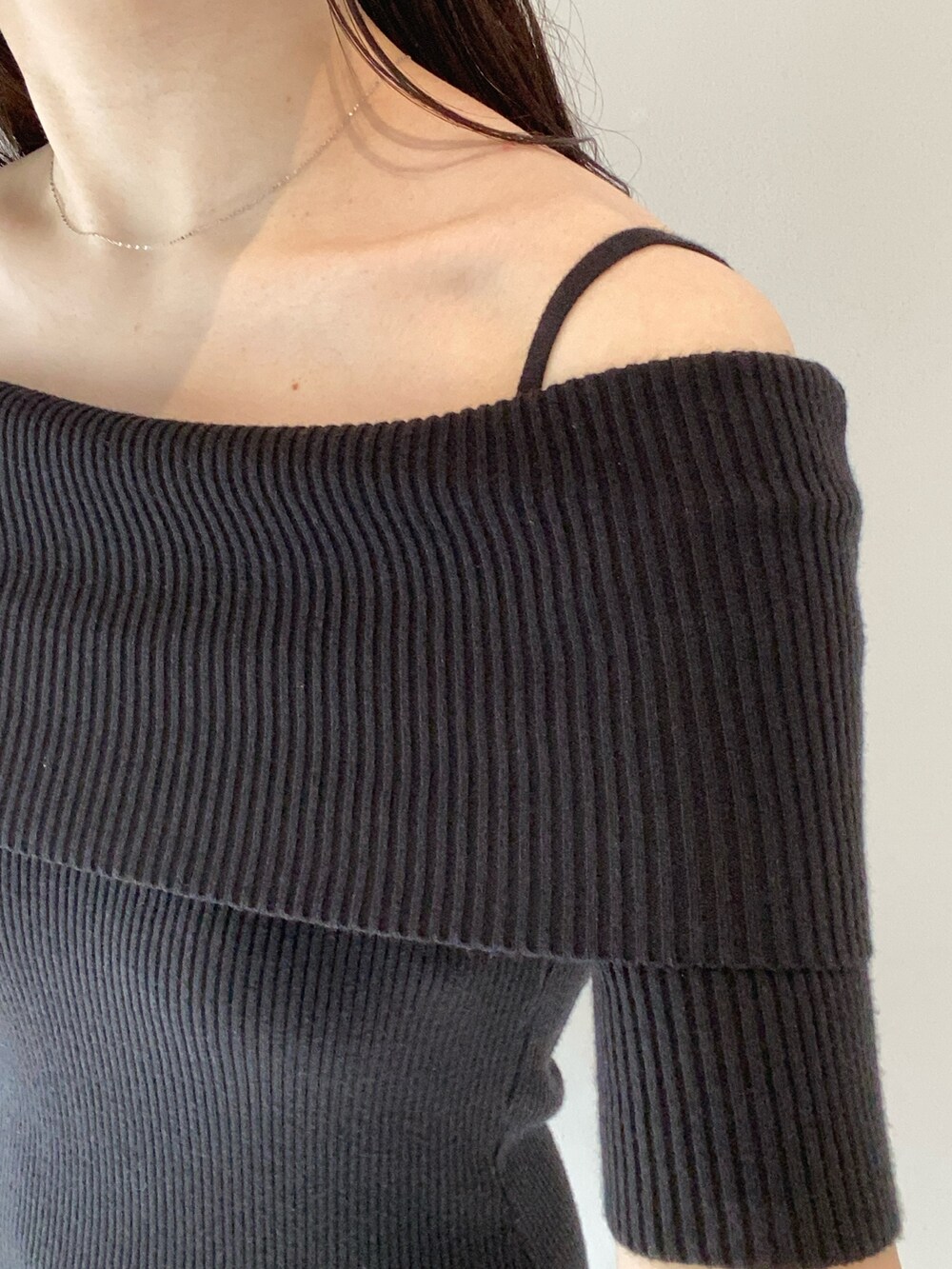 ブラック系のワンピース、ブラック系のショルダーバッグ、ブラック系のサンダルを着用したレディースの春コーディネートの3枚目の写真