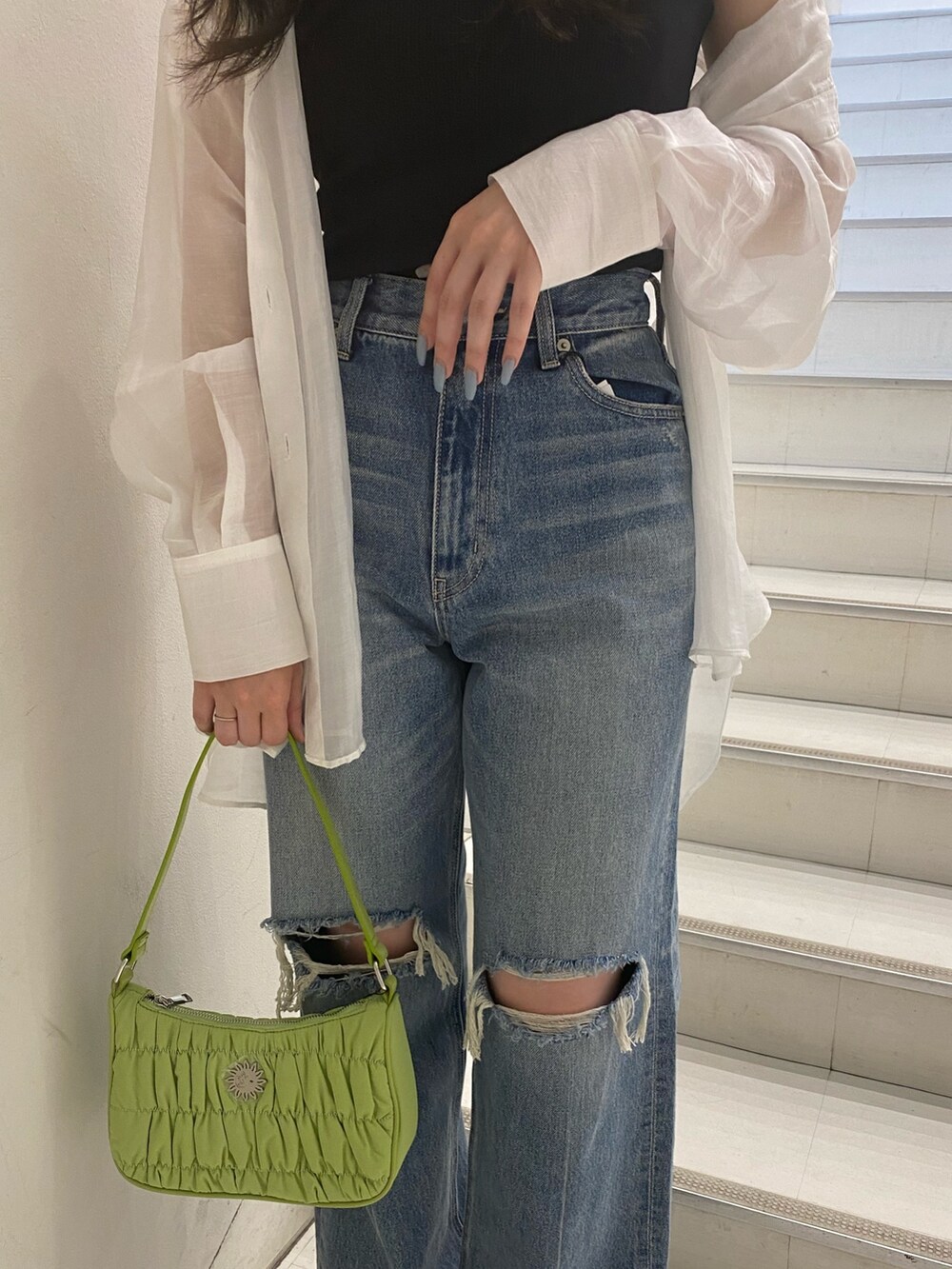 ホワイト系のシャツ/ブラウス、ブラック系のキャミソール、ブルー系のデニムパンツを着用したレディースの夏コーディネートの5枚目の写真