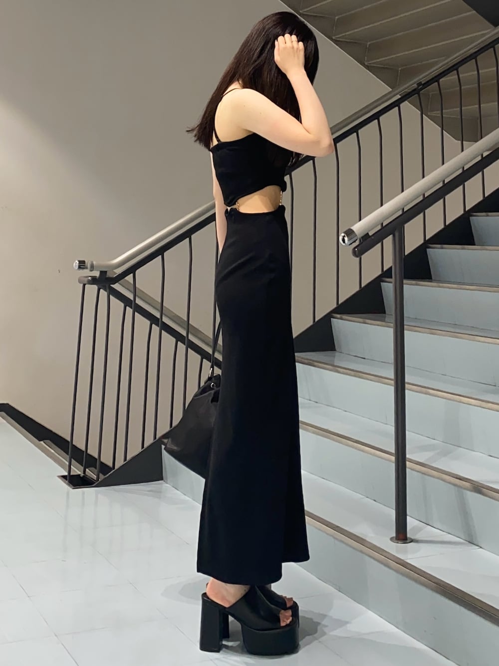 ブラック系のワンピース、ブラック系のサンダル、ブラック系のショルダーバッグを着用したレディースの夏コーディネートの2枚目の写真