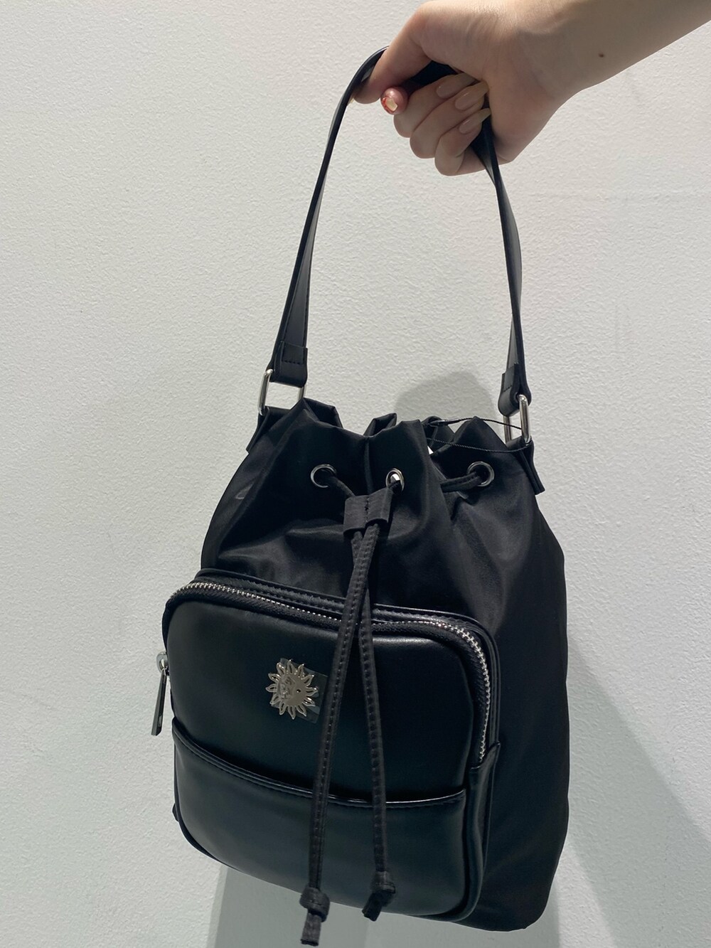 ブラック系のワンピース、ブラック系のサンダル、ブラック系のショルダーバッグを着用したレディースの夏コーディネートの7枚目の写真