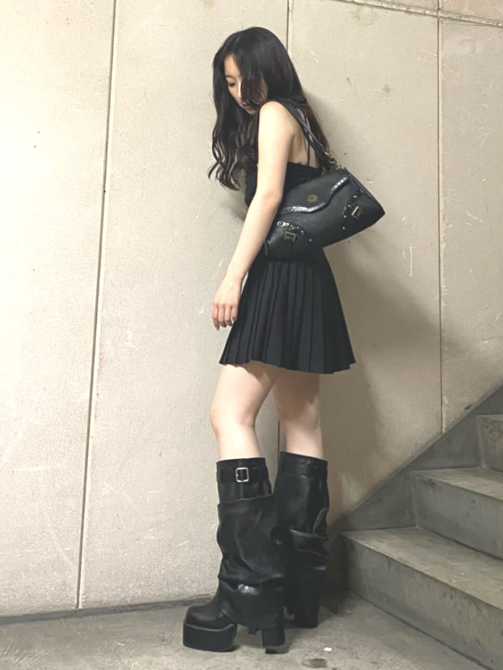 「EVRISのショルダーリボンプリーツミニワンピース（ワンピース、ブラック系）」を使った、林瑞季さん（レディース・159cm）の夏コーディネートの2枚目の写真