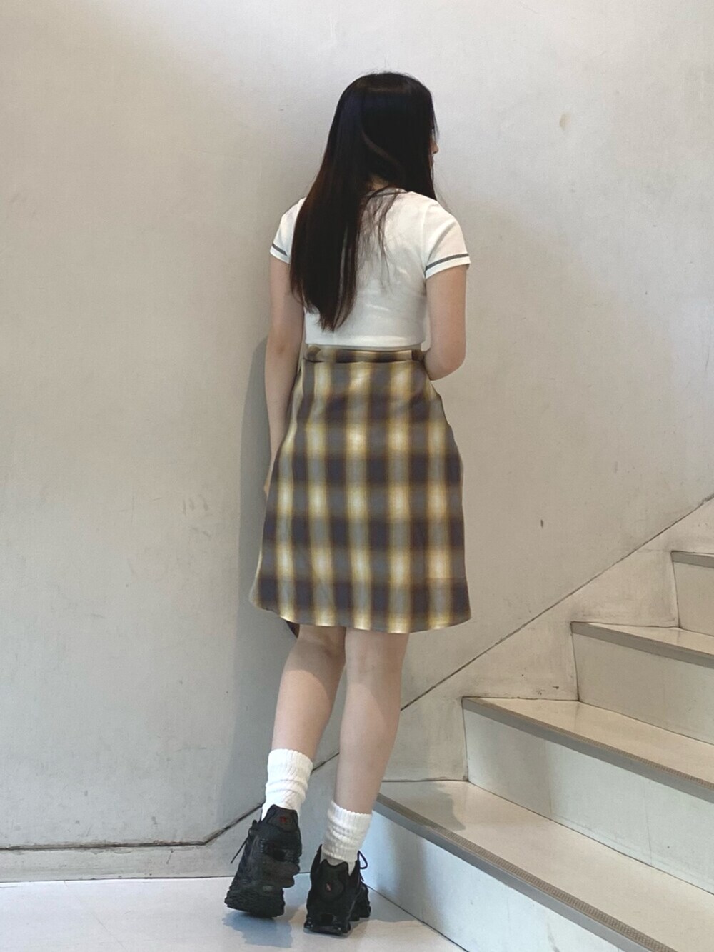 ホワイト系のTシャツ/カットソー、イエロー系のシャツ/ブラウス、ブルー系のデニムパンツを着用したレディースの秋コーディネートの3枚目の写真