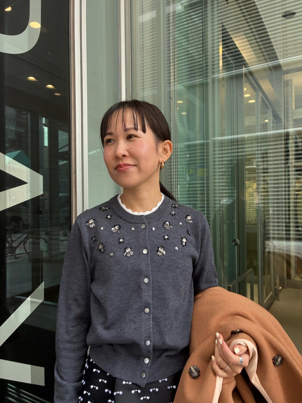 ブラック系のスカート、グレー系のカーディガン/ボレロを着用したレディースの冬コーディネートの3枚目の写真