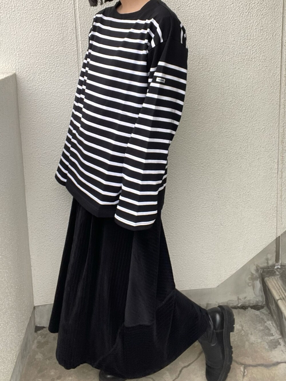 ブラック系のTシャツ/カットソーを着用したレディースの冬コーディネートの2枚目の写真