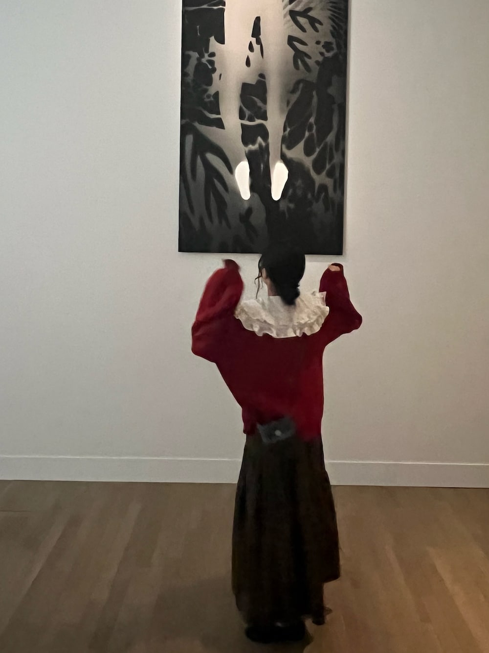 レッド系のニット/セーター、ホワイト系のシャツ/ブラウス、グリーン系のスカートを着用したレディースの春コーディネートの3枚目の写真