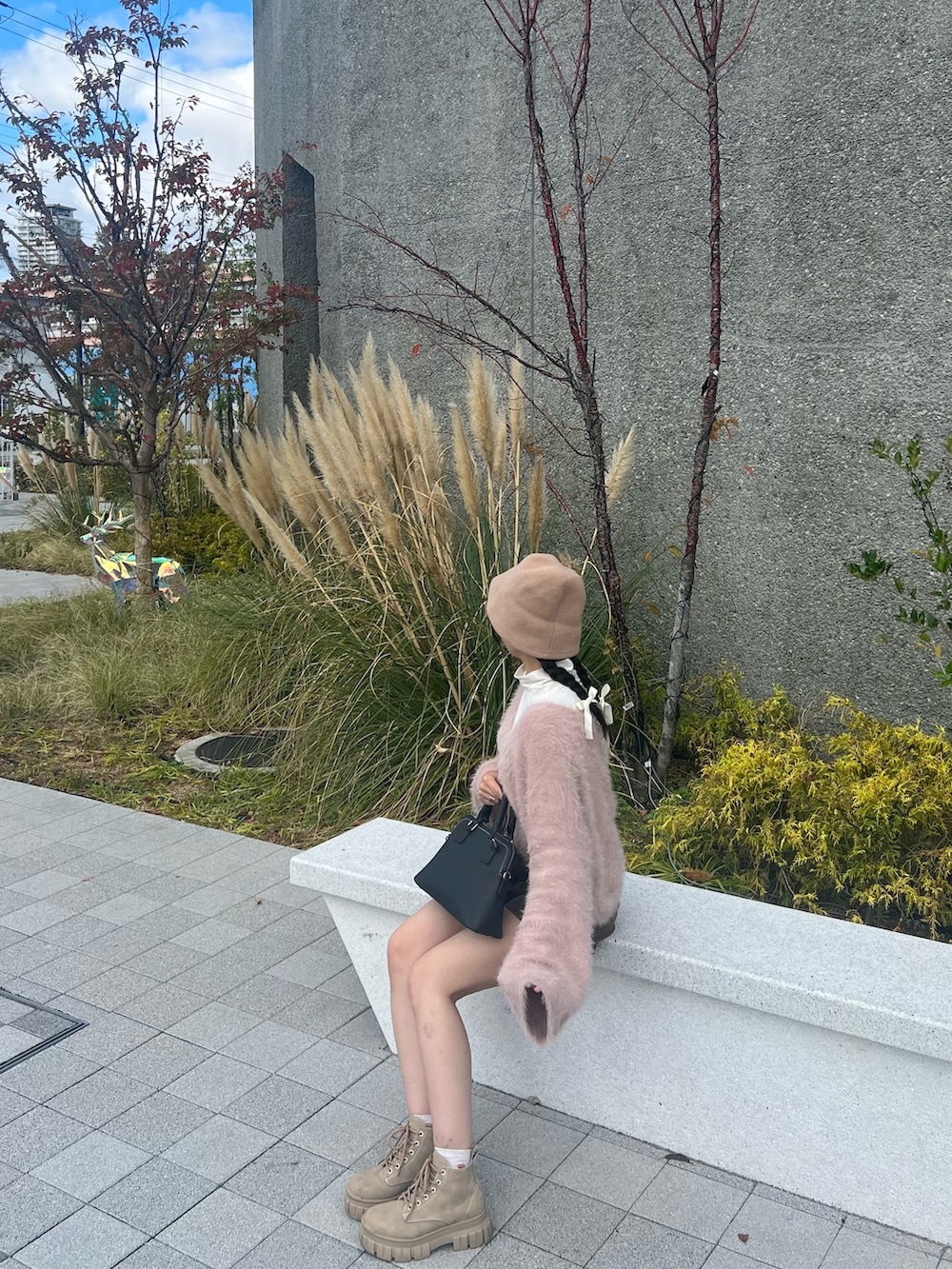 ピンク系のニット/セーター、ブラウン系のその他パンツ、ベージュ系のシューズを着用したレディースの春コーディネートの2枚目の写真