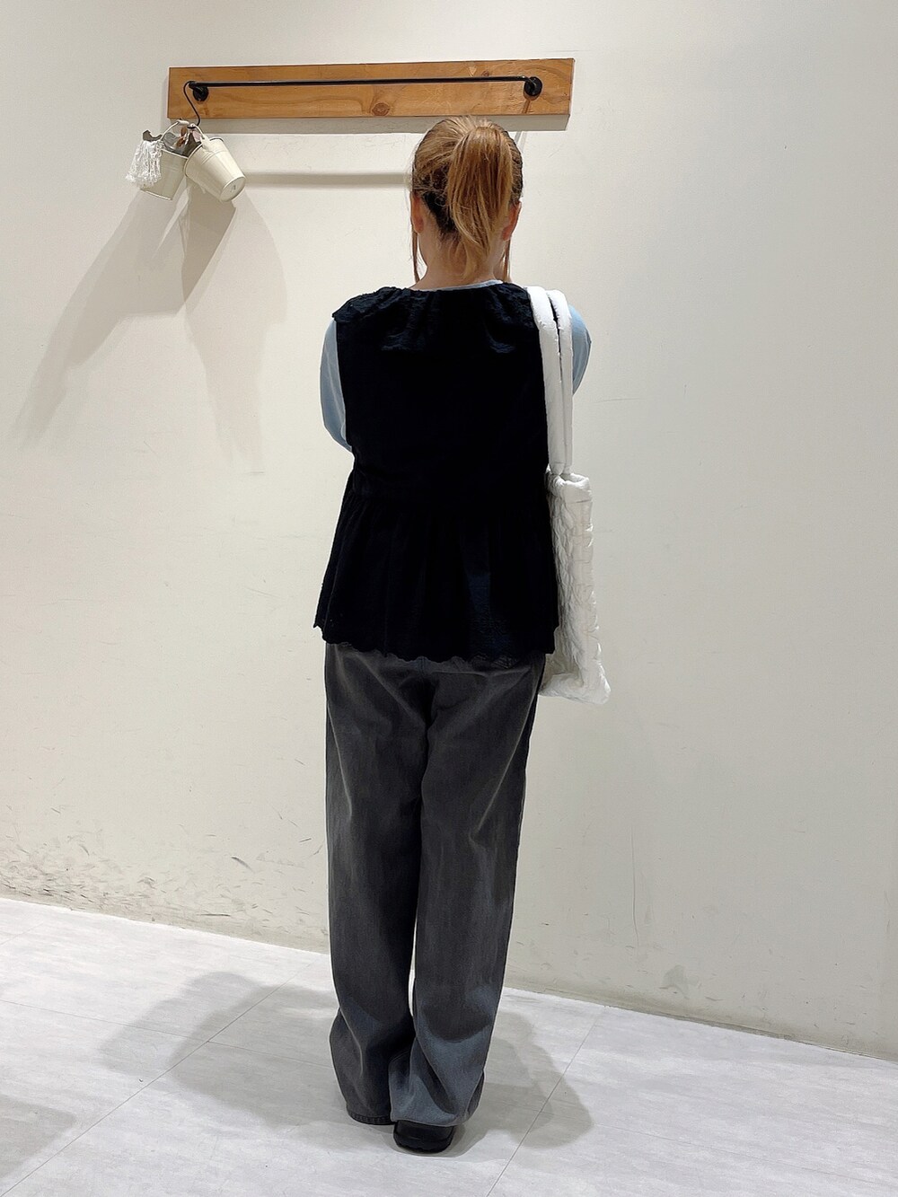 ブルー系のTシャツ/カットソー、ブラック系のシャツ/ブラウス、グレー系のその他パンツを着用したレディースの夏コーディネートの3枚目の写真