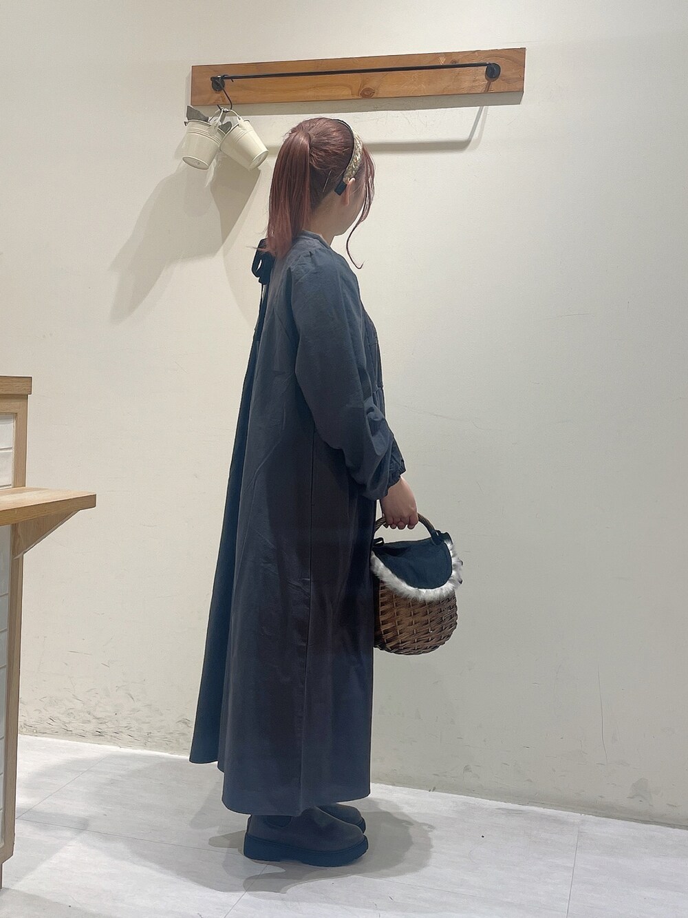 「Samansa Mos2、サマンサ モスモス(Samansa Mos2)、SM2、低身長、秋コーデ、モノトーン、ガーリー、ナチュラル、刺繍、ワンピース、かごバッグ、kazumiコラボ、ブーツ」｜「Samansa Mos2の【Sサイズ】ベロア植物図鑑柄刺繍ワンピース（ワンピース、グレー系）」を使った、ayuさん（レディース・150cm）の秋コーディネートの2枚目の写真