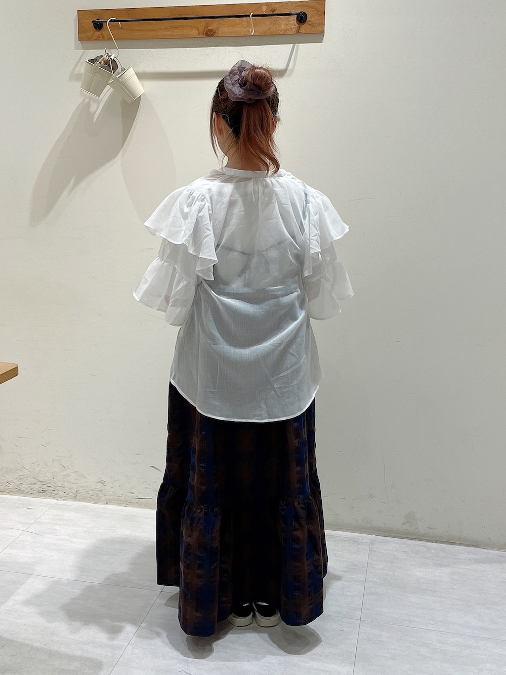 ホワイト系のシャツ/ブラウス、ホワイト系のTシャツ/カットソー、ブラウン系のワンピースを着用したレディースの夏コーディネートの3枚目の写真