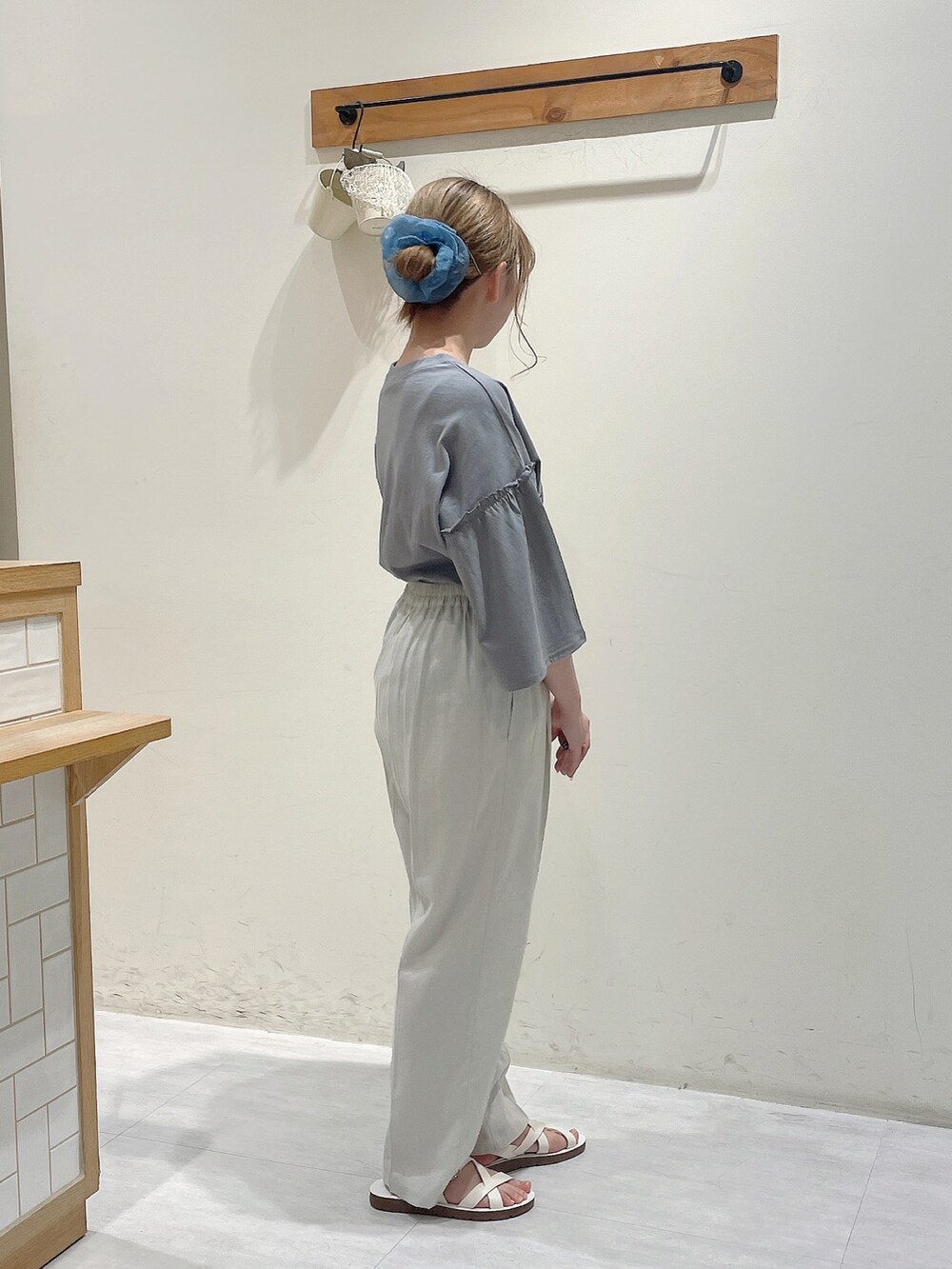 グレー系のTシャツ/カットソー、ホワイト系のその他パンツ、ホワイト系のドレスシューズを着用したレディースの夏コーディネートの2枚目の写真