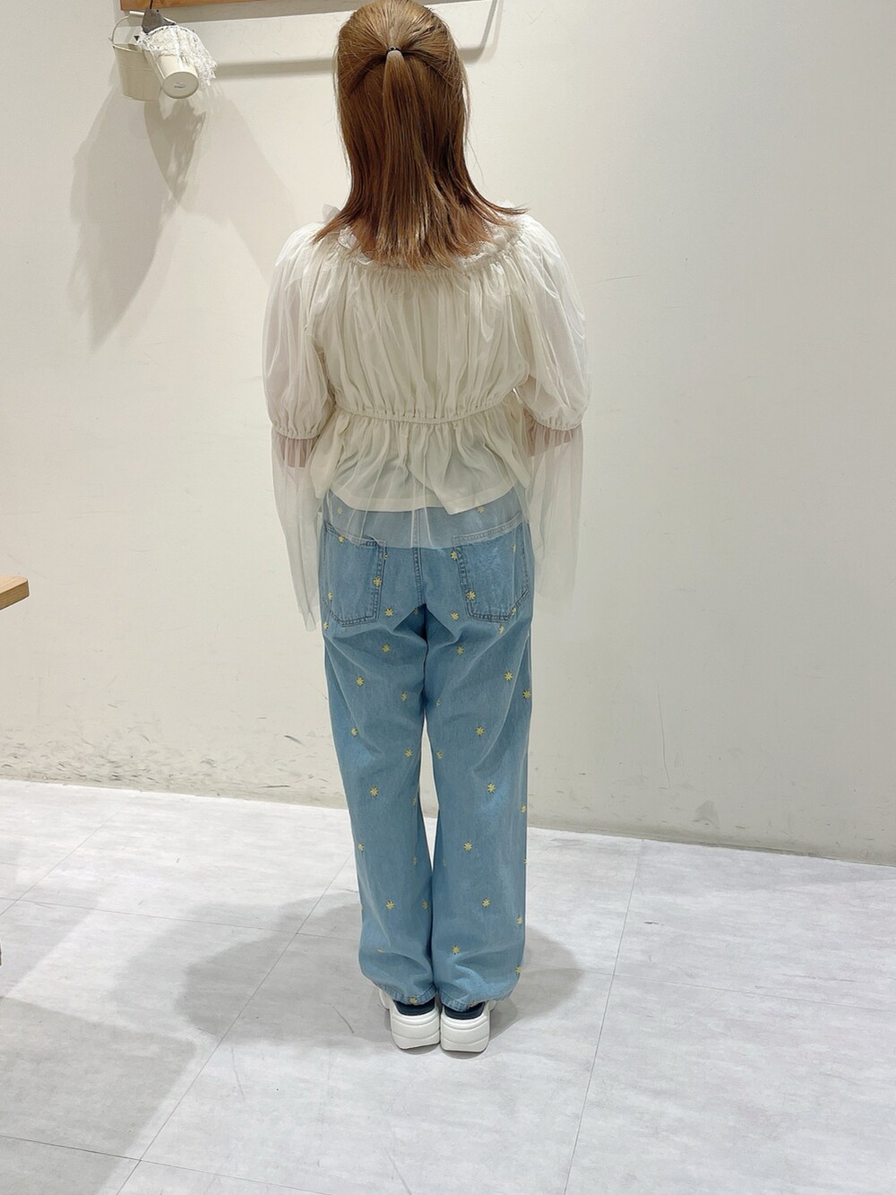 ホワイト系のシャツ/ブラウス、ブルー系のデニムパンツ、ホワイト系のタンクトップを着用したレディースの春コーディネートの3枚目の写真