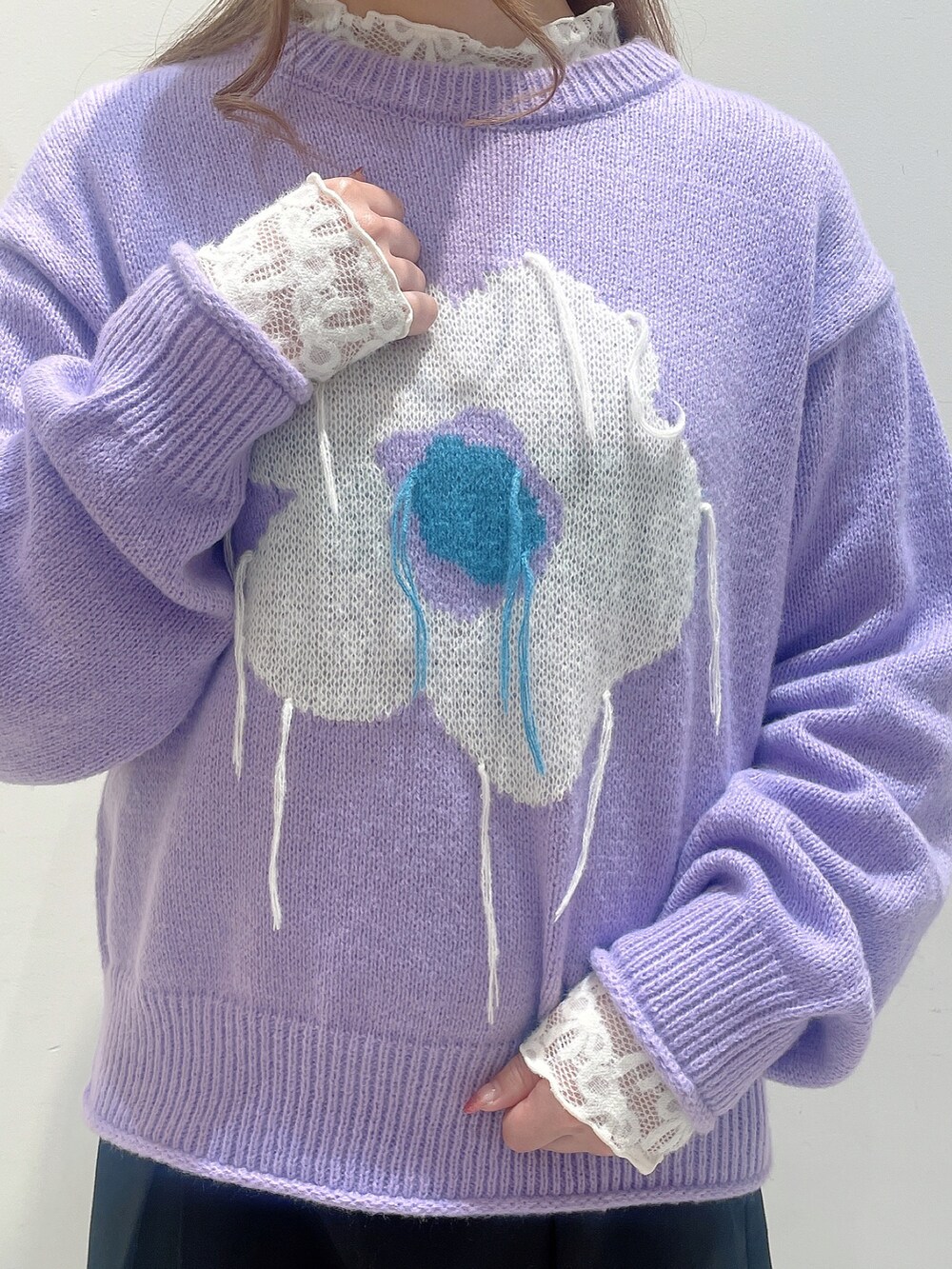 パープル系のニット/セーター、ホワイト系のTシャツ/カットソー、ブラック系のその他パンツを着用したレディースの冬コーディネートの4枚目の写真