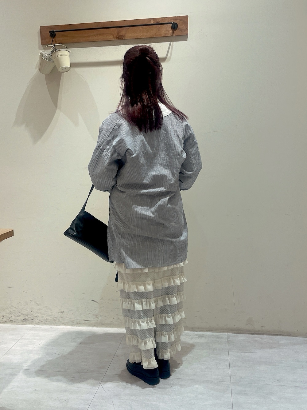 ホワイト系のTシャツ/カットソー、ブルー系のシャツ/ブラウス、ホワイト系のスカートを着用したレディースの冬コーディネートの3枚目の写真