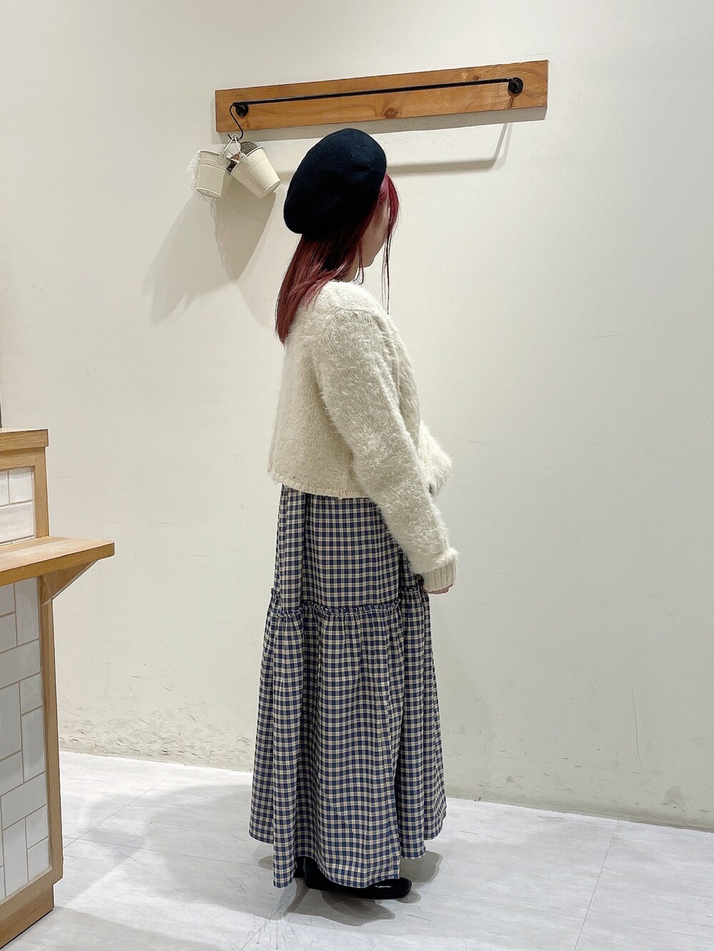 ブラック系のTシャツ/カットソー、ホワイト系のカーディガン/ボレロ、ブルー系のワンピースを着用したレディースの秋コーディネートの2枚目の写真