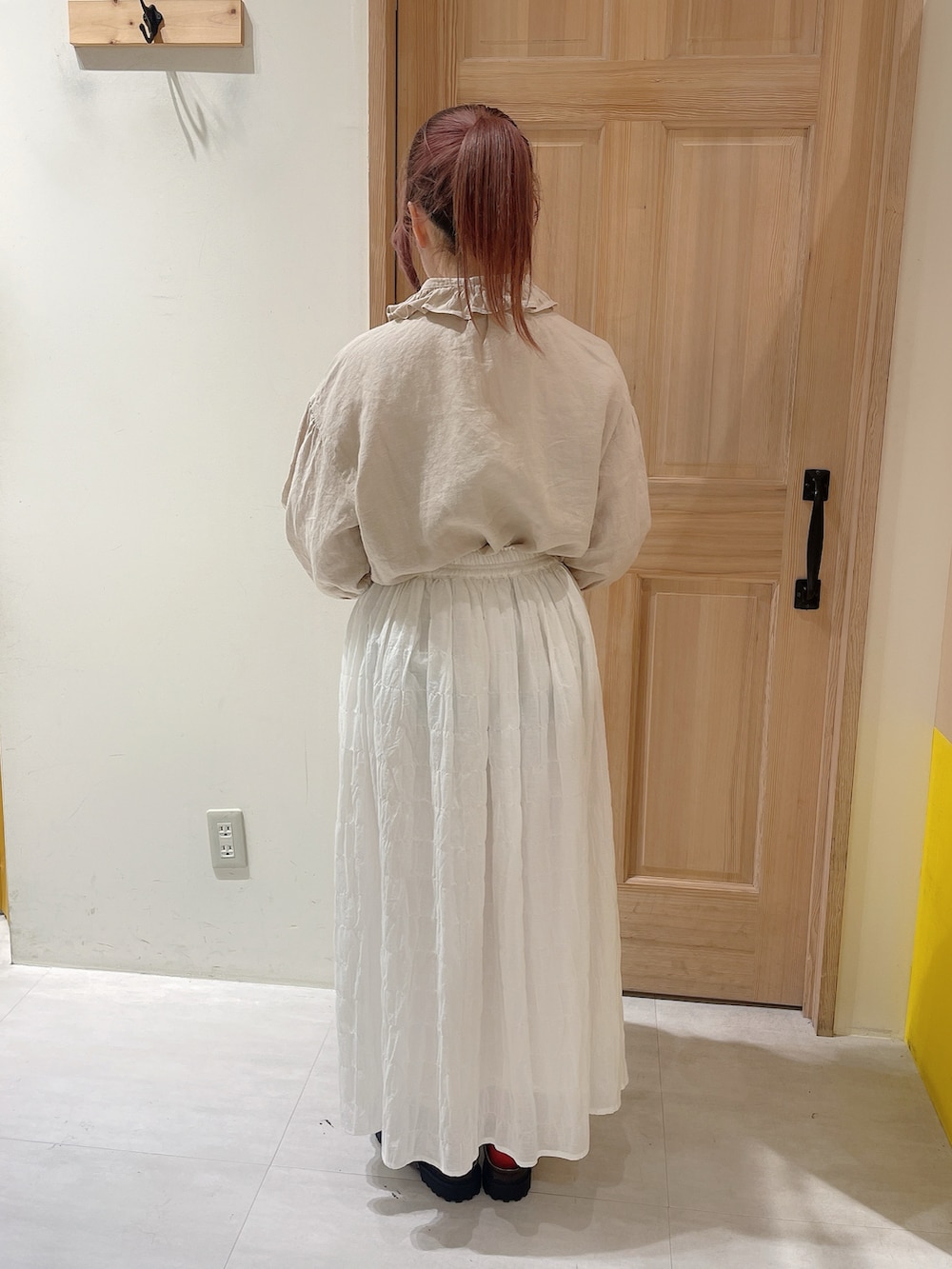 ベージュ系のシャツ/ブラウス、ホワイト系のスカート、ホワイト系のハンドバッグを着用したレディースの春コーディネートの3枚目の写真