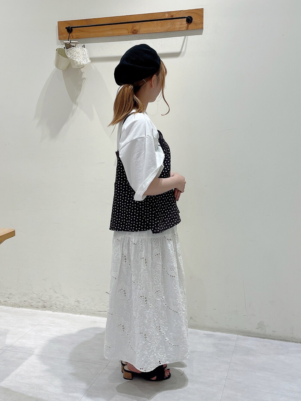 ホワイト系のTシャツ/カットソー、グレー系のシャツ/ブラウス、ホワイト系のスカートを着用したレディースの夏コーディネートの2枚目の写真